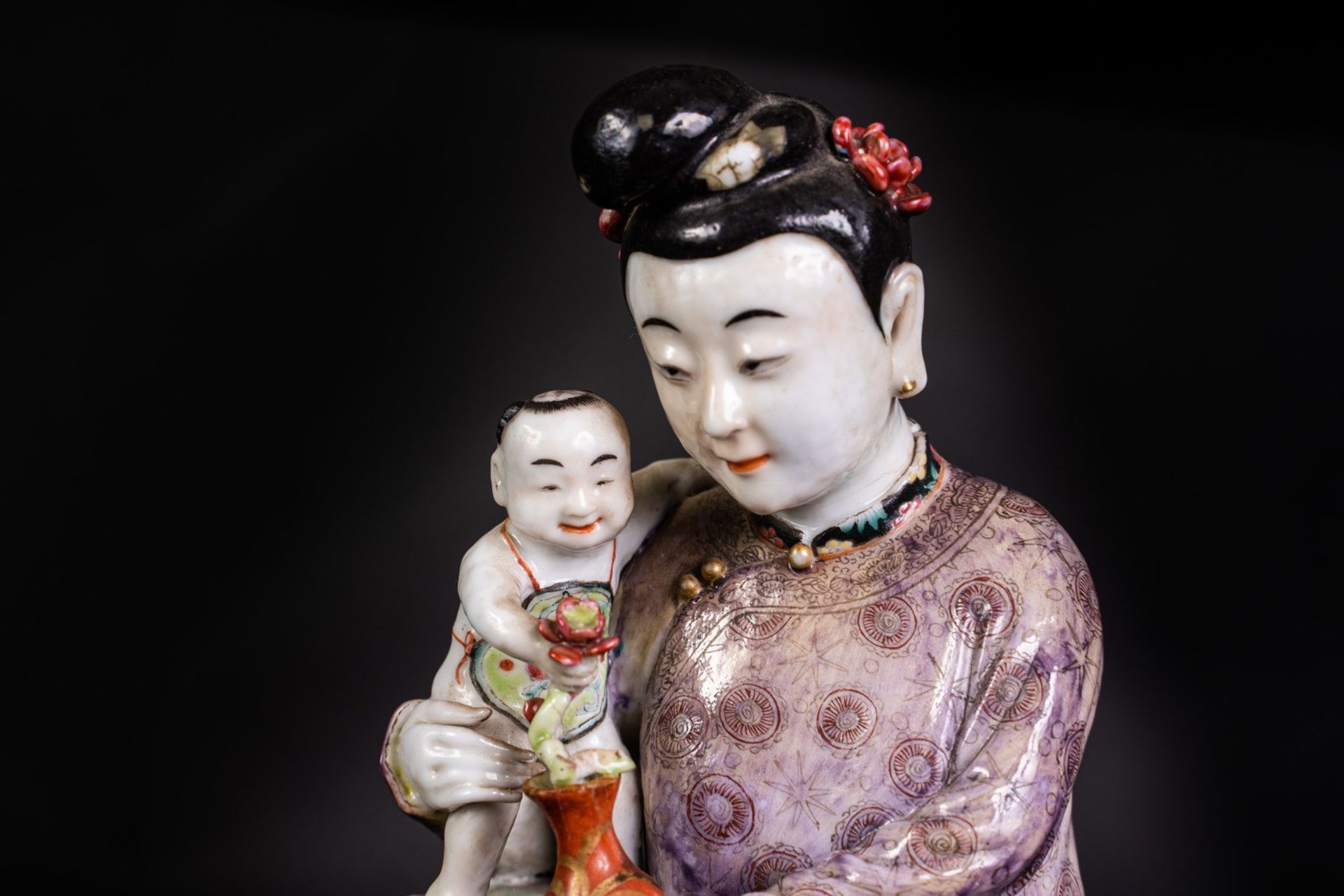 Arte Cinese An enamelled porcelain figure of a lady holding a child China, 19th century . - Bild 5 aus 7