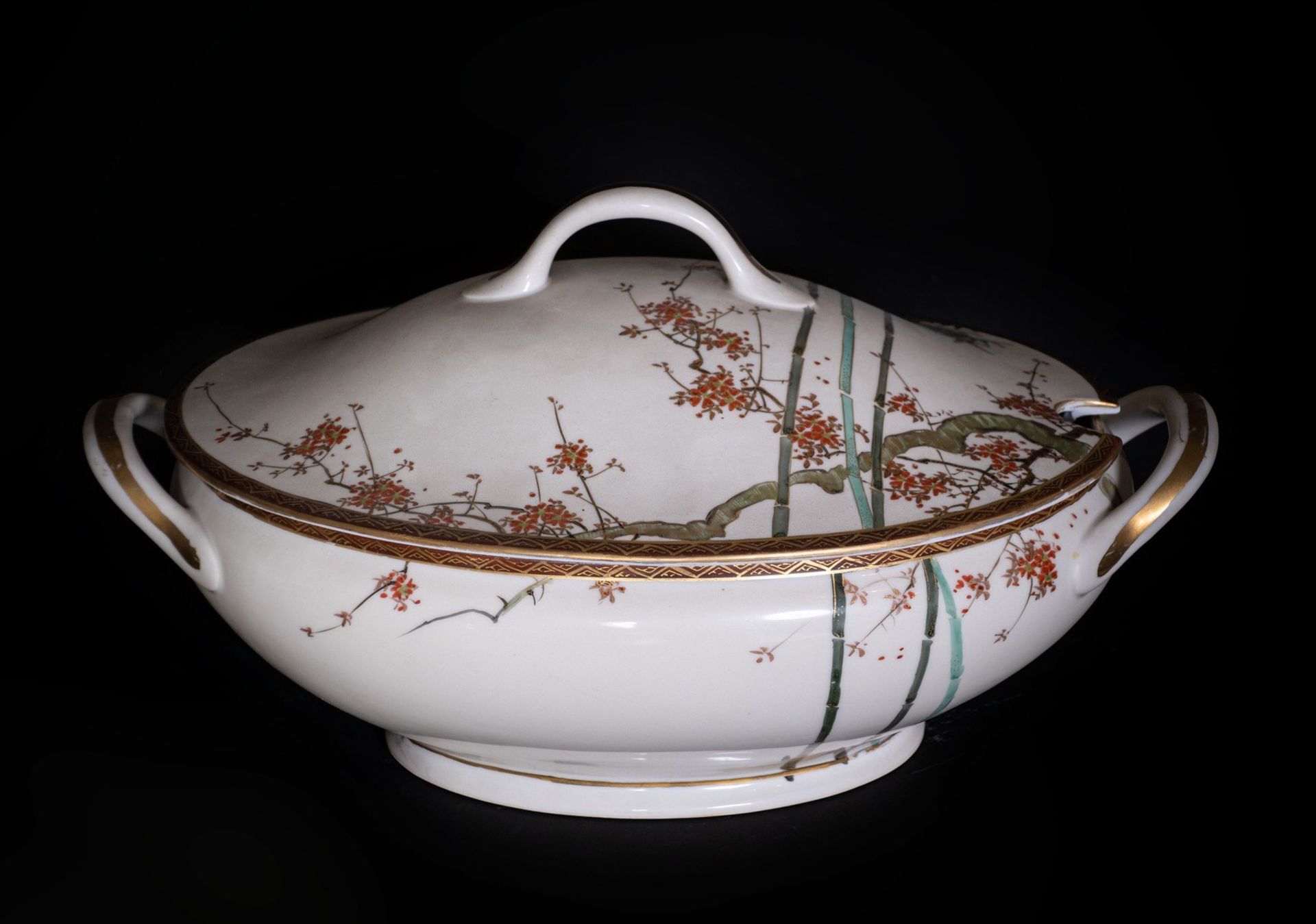 ARTE GIAPPONESE Two white porcelain soup tureens and cover and a warmer Japan, 19th century . - Bild 4 aus 7