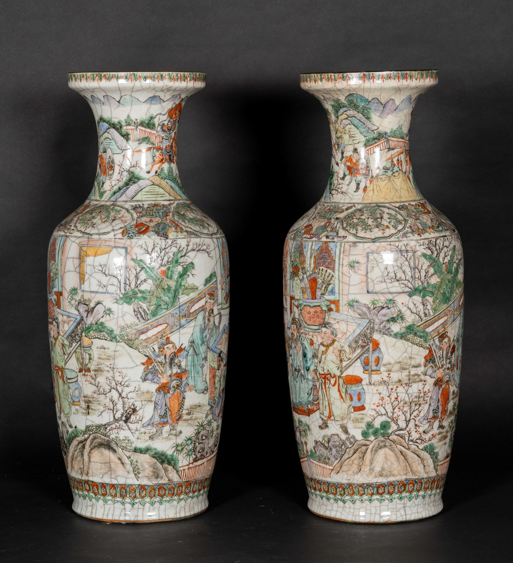 Arte Cinese A pair of poychrome porcelain vases painted with characters and bearing a Chenghua four - Bild 5 aus 5