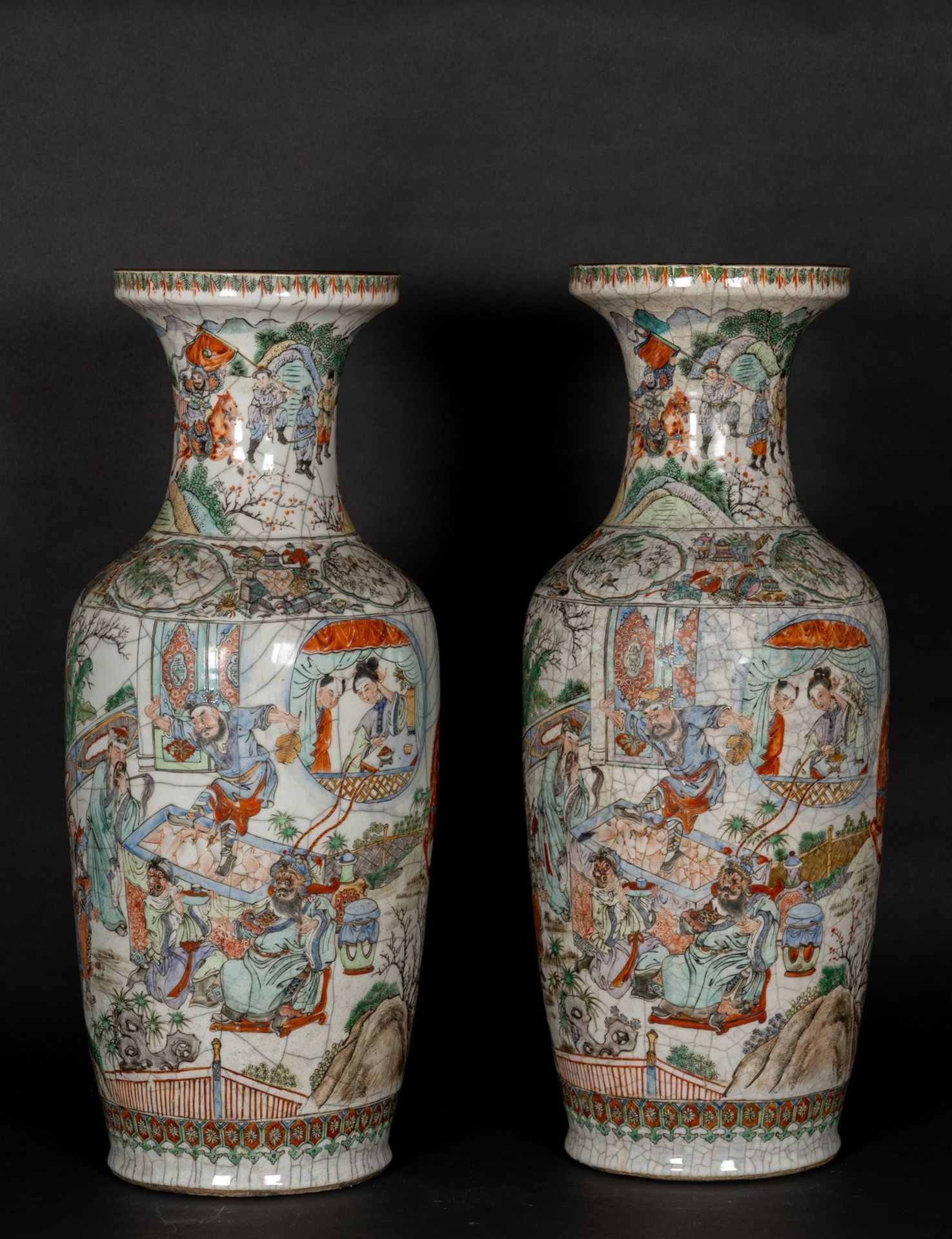 Arte Cinese A pair of poychrome porcelain vases painted with characters and bearing a Chenghua four - Bild 2 aus 5