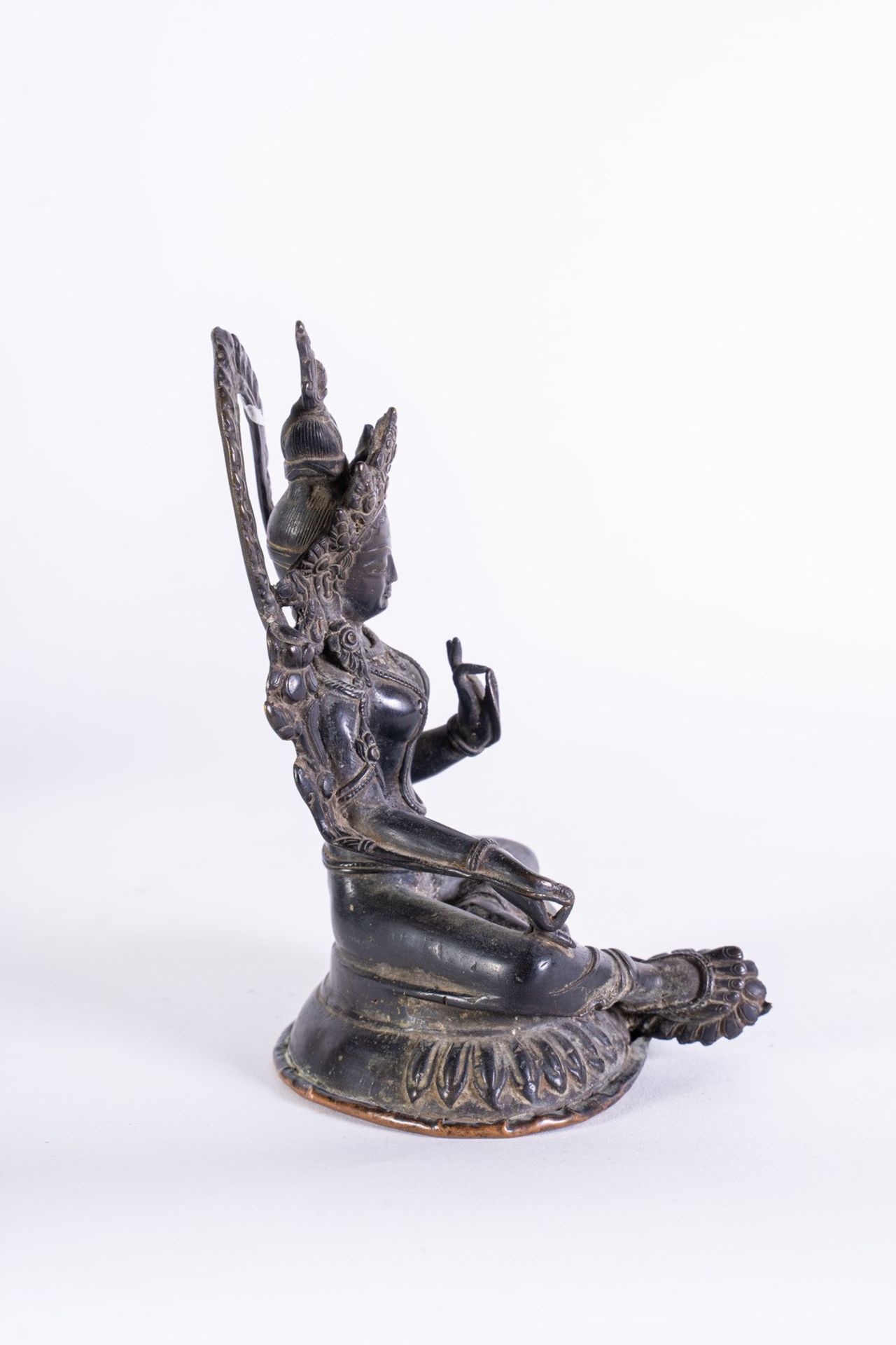 Arte Himalayana A bronze figure of Green Tara Nepal, 19th century . - Bild 3 aus 5
