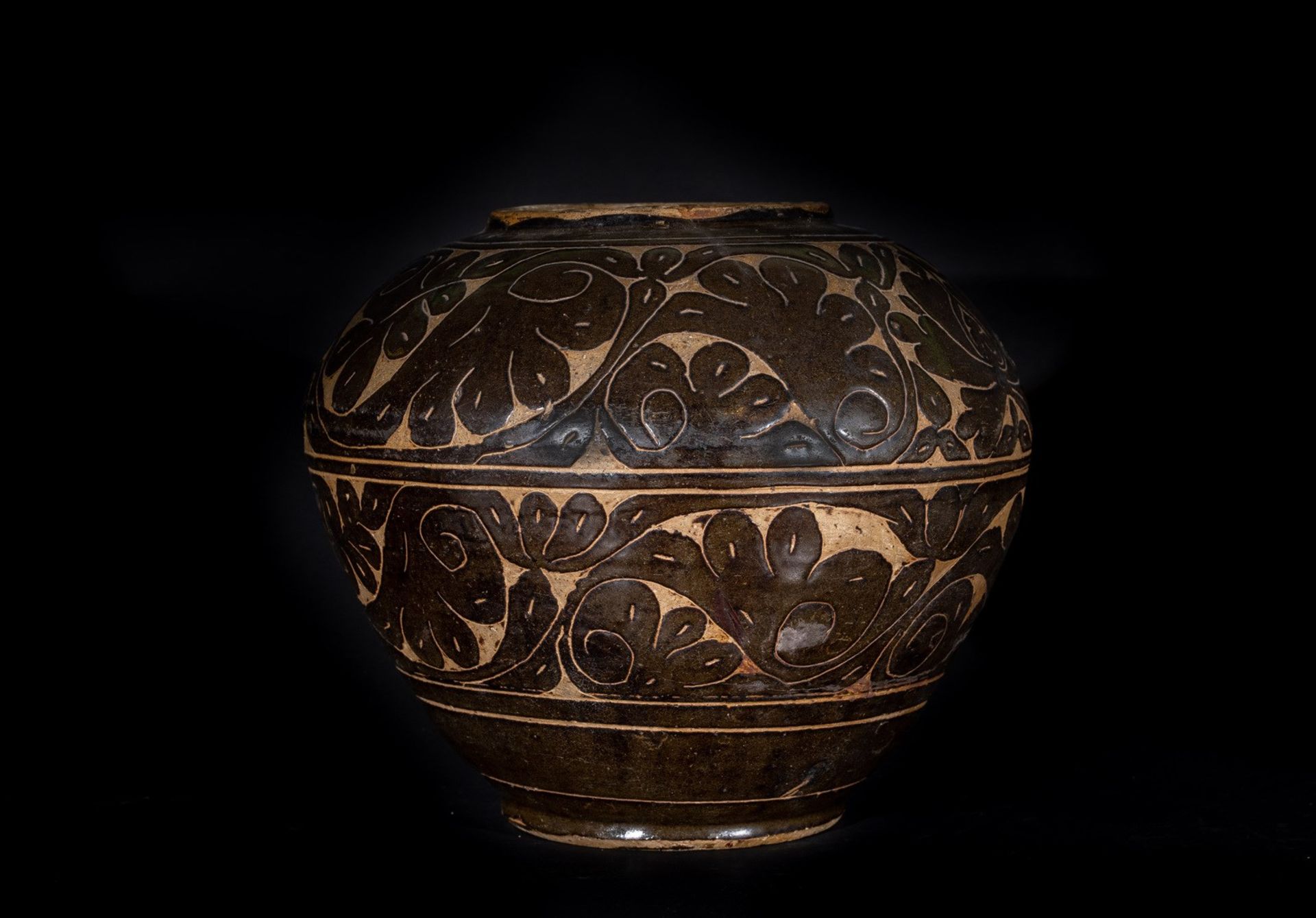 Arte Cinese A large black glazed citzhou jarChina, Jurchen / XiXia, 12th / 13th century.