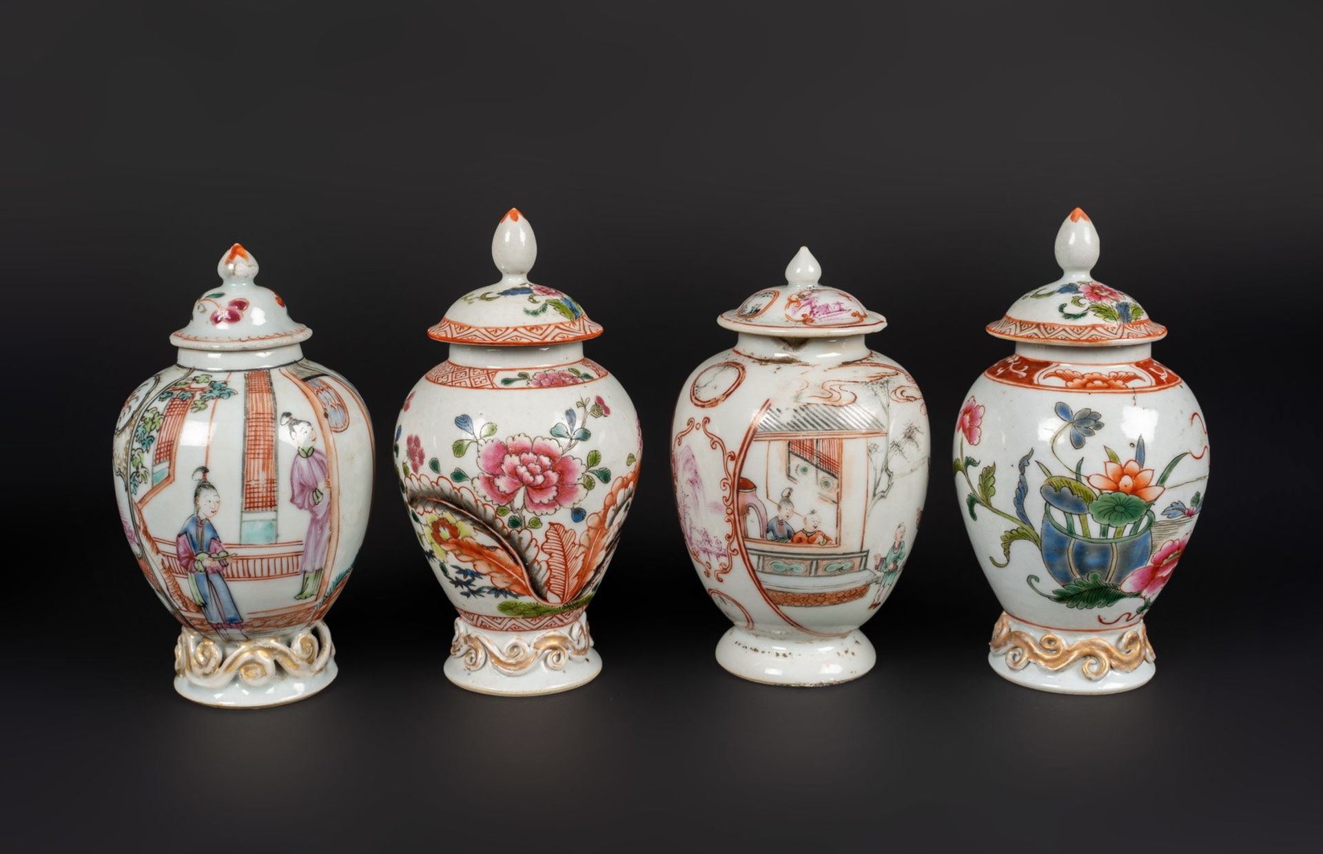 Arte Cinese Two pairs of export porcelain jugs with coverChina, Qing dynasty, 18th century .