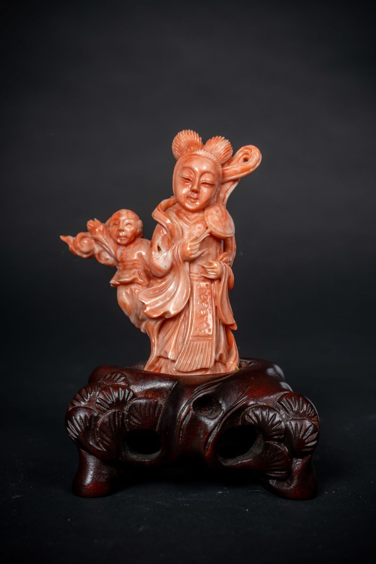 Arte Cinese A coral figure carved with a lady and a child China, 20th century .