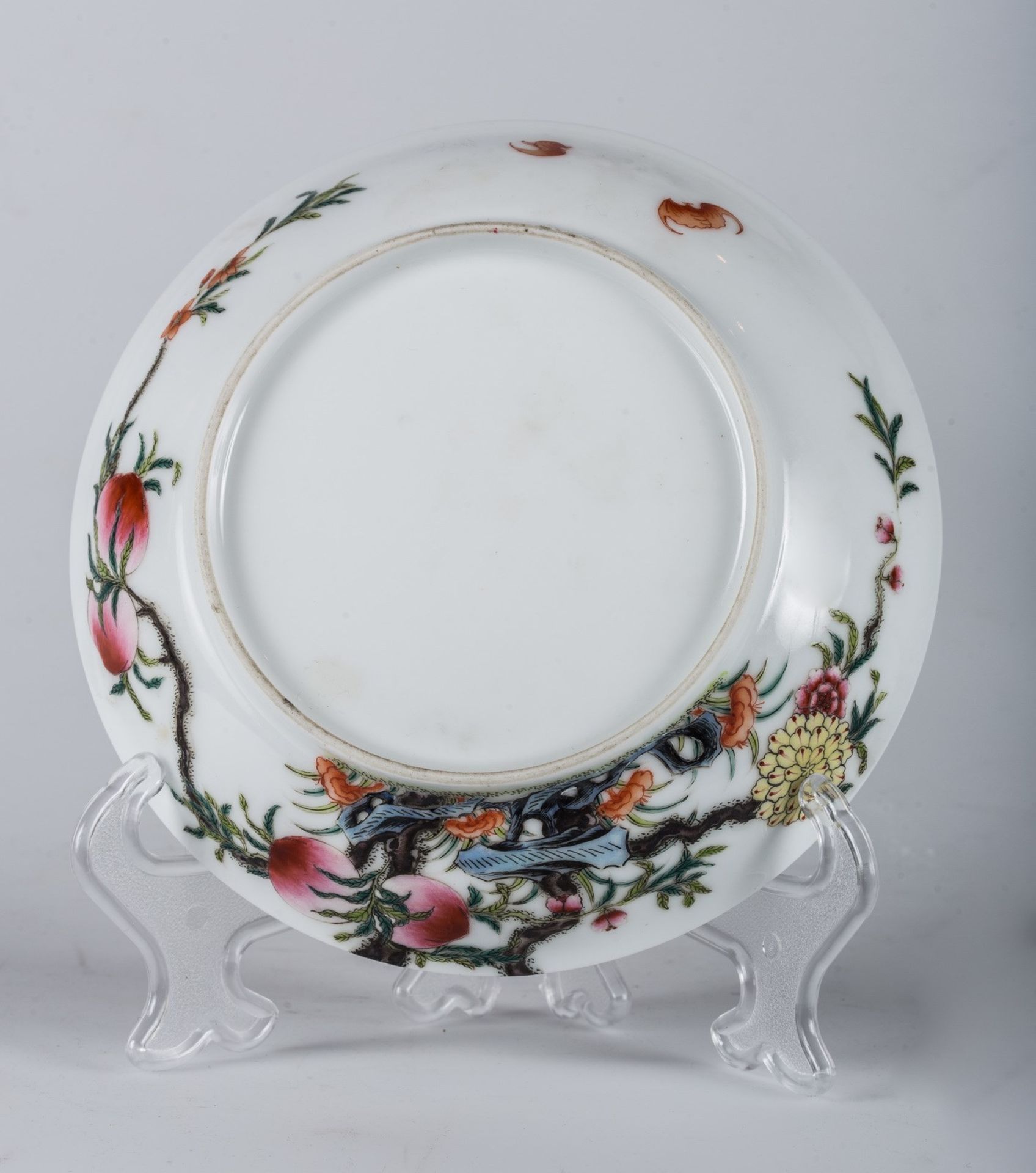 Arte Cinese A famille rose porcelain dish painted with peaches and bearing a white six characters G - Bild 3 aus 3