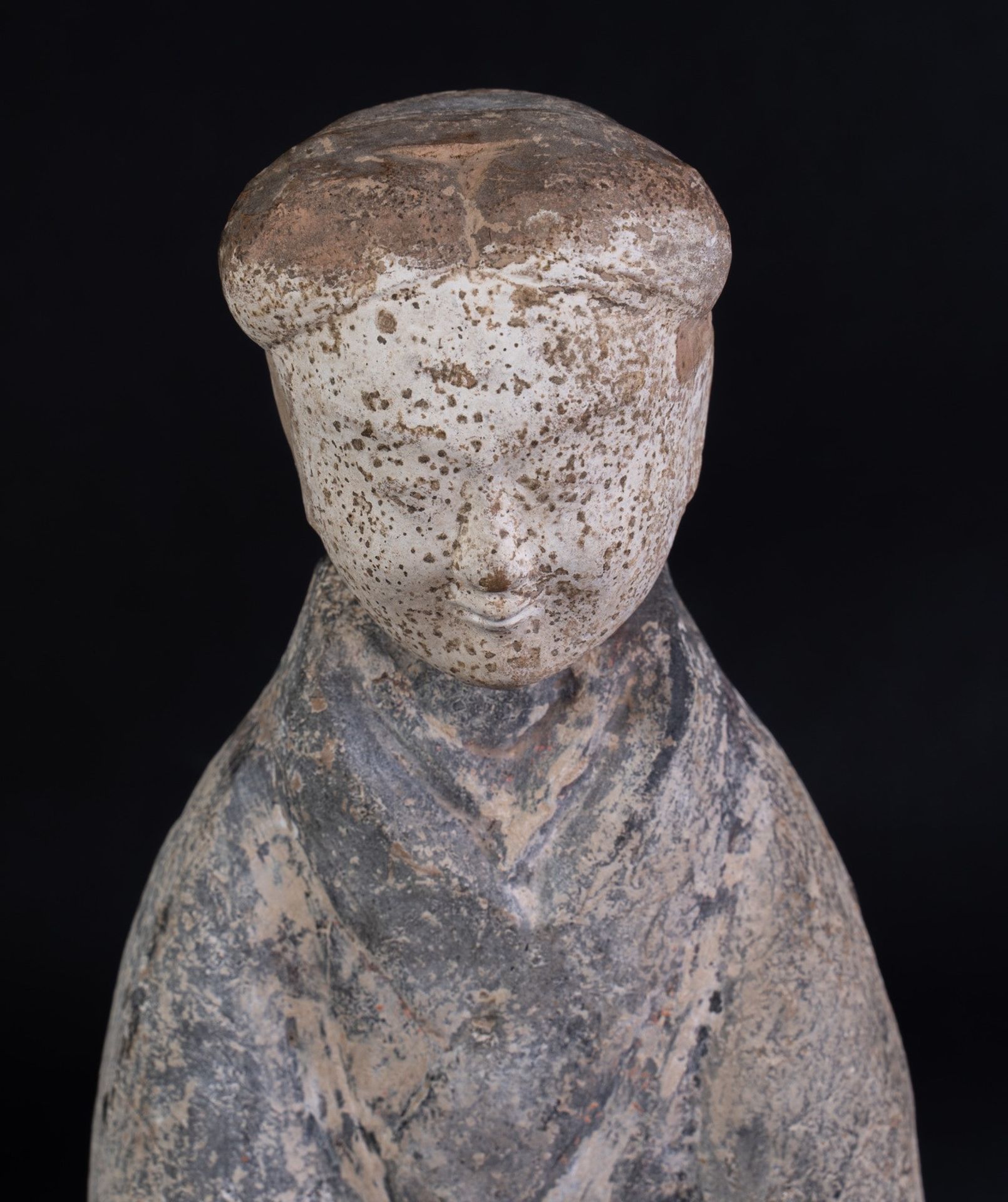 Arte Cinese An earthenware burial figure of a lady China, Han dynasty, 200 b.C. - 200 AD. - Bild 2 aus 4