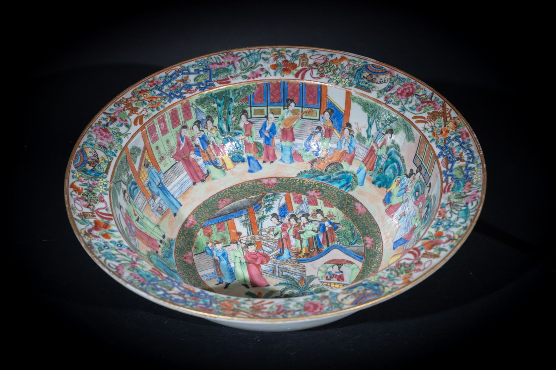 Arte Cinese A Canton porcelain basin enamelled with characters and flowers China, Qing dynasty, 19t