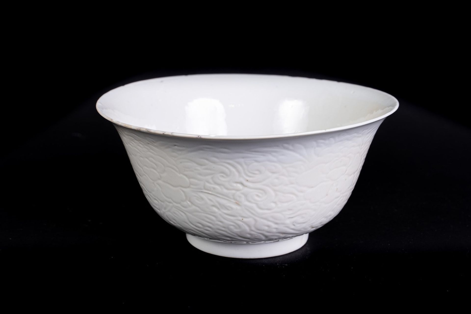 Arte Cinese A white glazed porcelain bowl bearing a Kangxi incense burner mark within double circle - Bild 2 aus 4