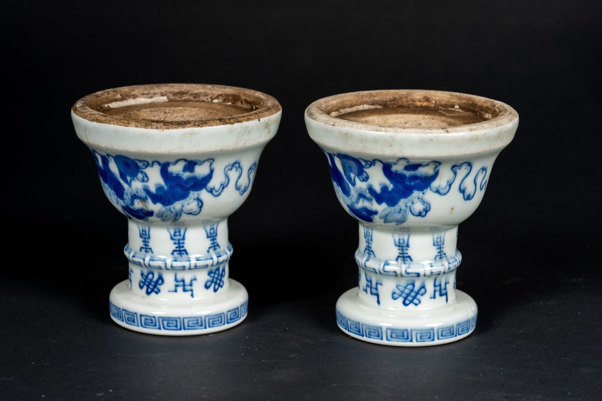 Arte Cinese A pair of incense stick holders China, Qing, 17th century. - Bild 2 aus 4