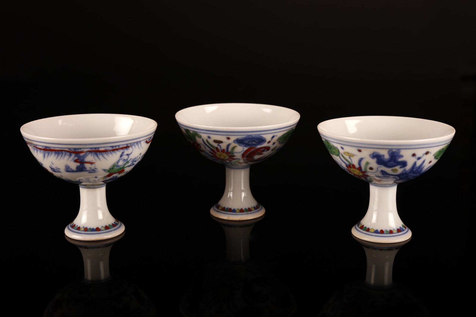 Arte Cinese Three ducai porcelain cups painted with fishes in pond and children and bearing undergl - Bild 2 aus 4