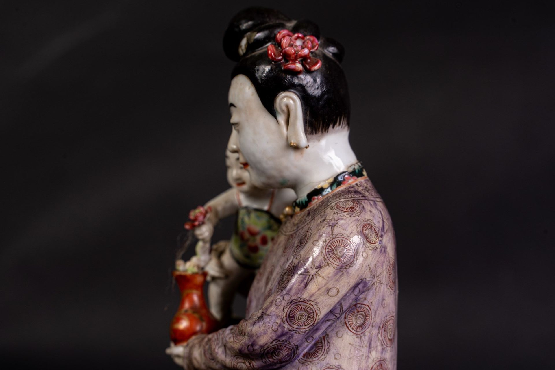 Arte Cinese An enamelled porcelain figure of a lady holding a child China, 19th century . - Bild 6 aus 7