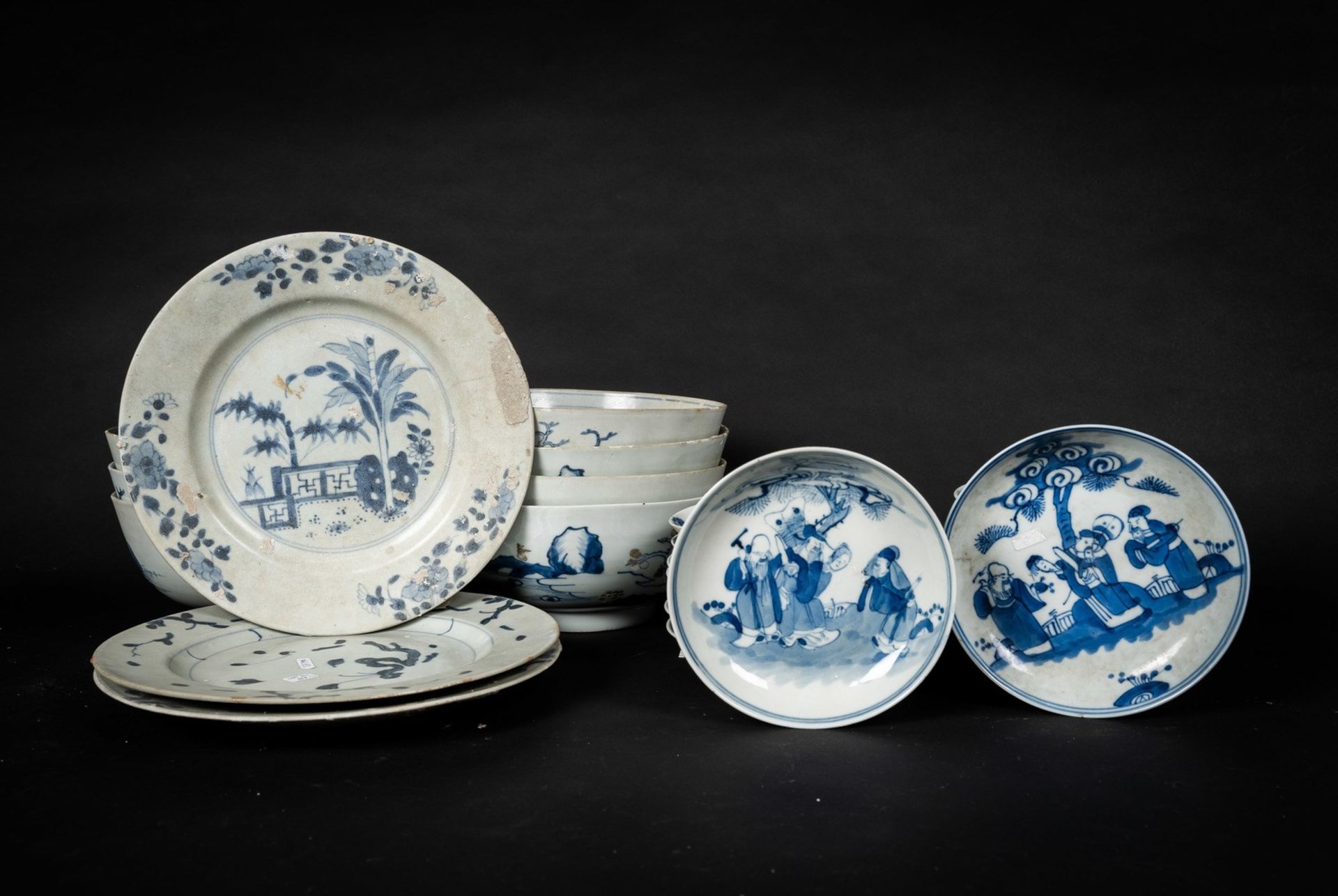 Arte Cinese A group of twenty-six blue and white porcelain dishes and bowls China, Qing dynasty, 18 - Bild 7 aus 9