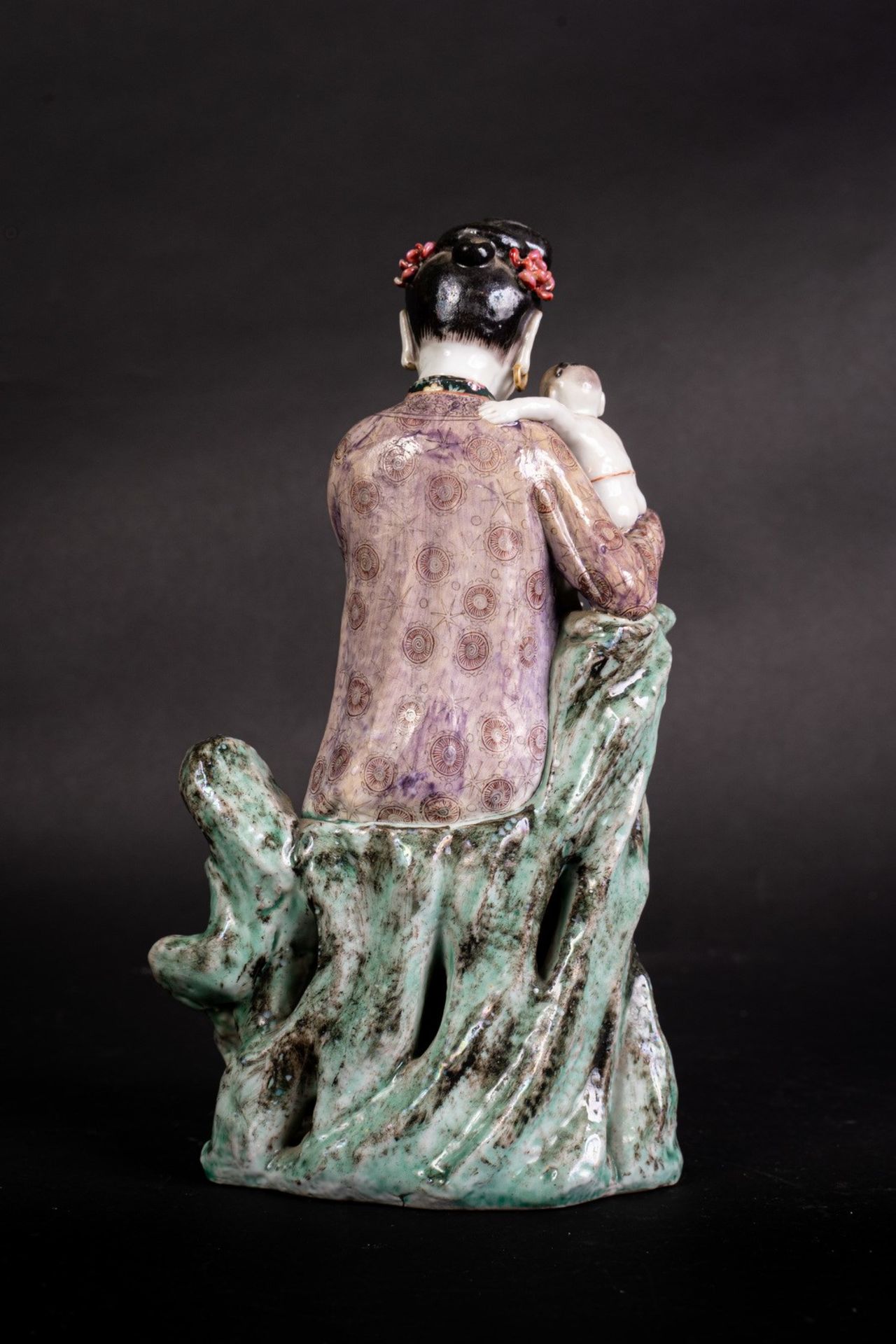 Arte Cinese An enamelled porcelain figure of a lady holding a child China, 19th century . - Bild 3 aus 7