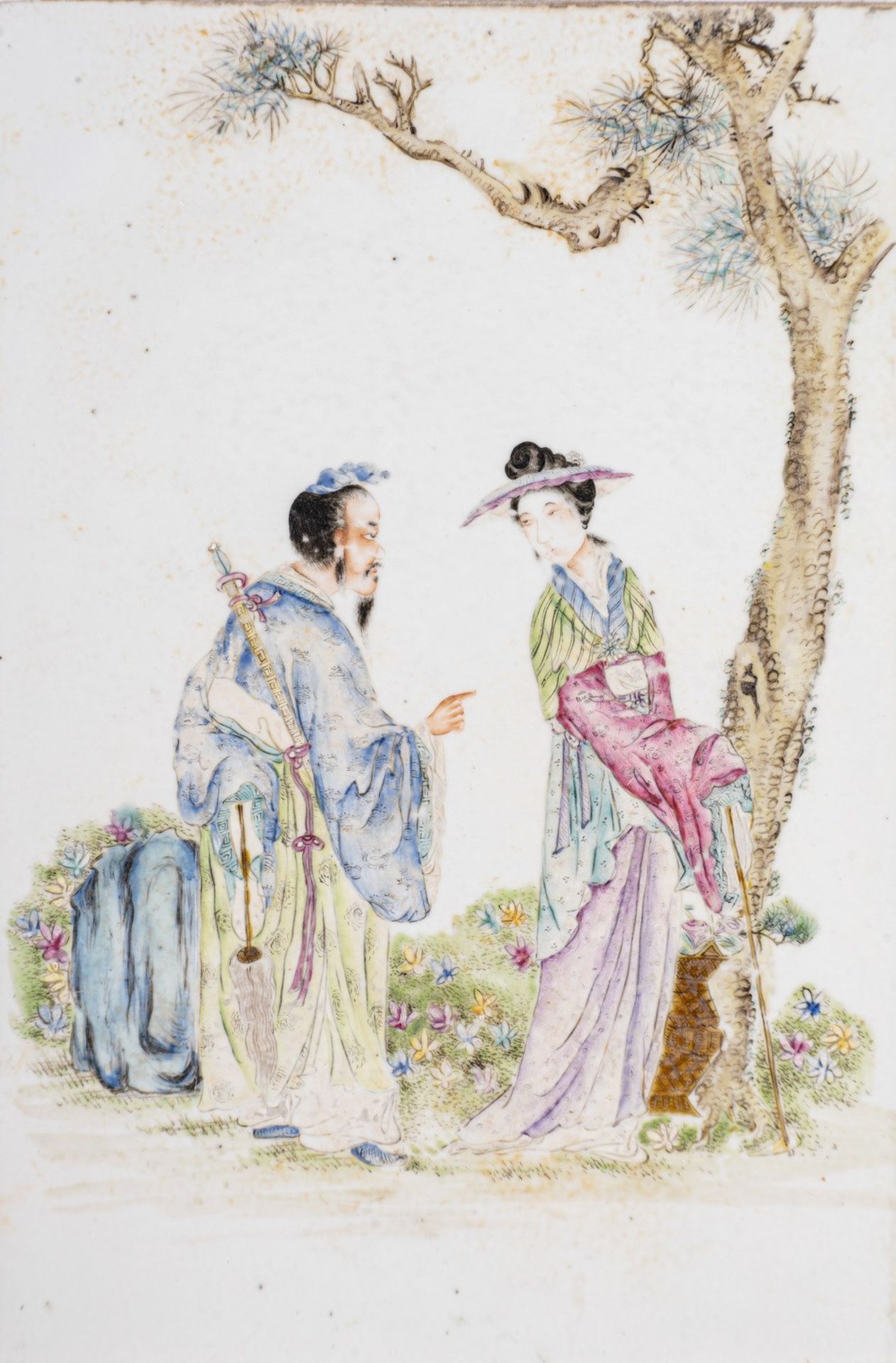 Arte Cinese A famille rose enamel porcelan plaque painted with a couple in the garden China, 20th c