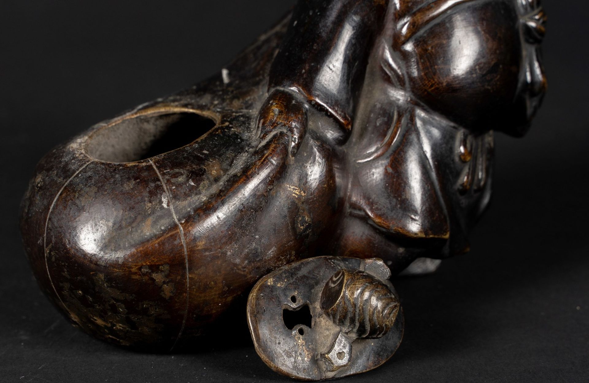 ARTE GIAPPONESE An antropomorphic bronze inkwell in the shape of a Lohan dragging the budleJapan, l - Bild 4 aus 4