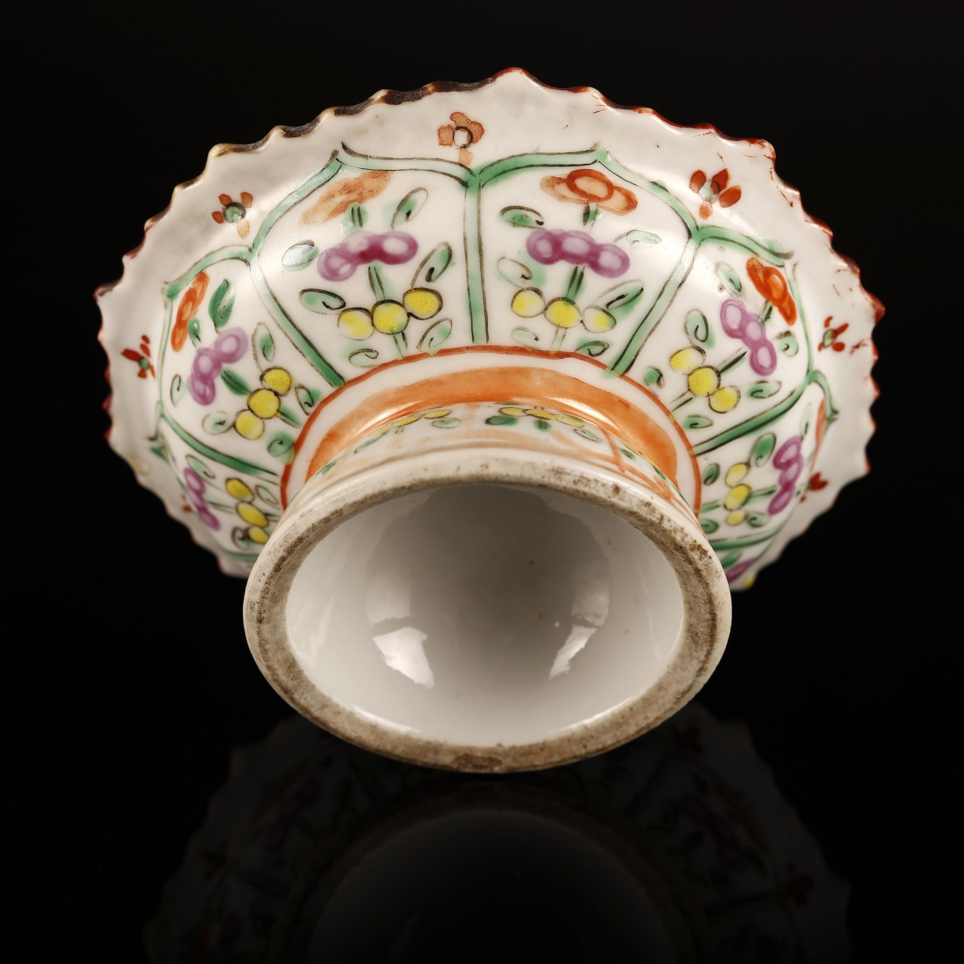 Arte Cinese A small wucai porcelain stem cup painted with flowers China, 19th century . - Bild 3 aus 3