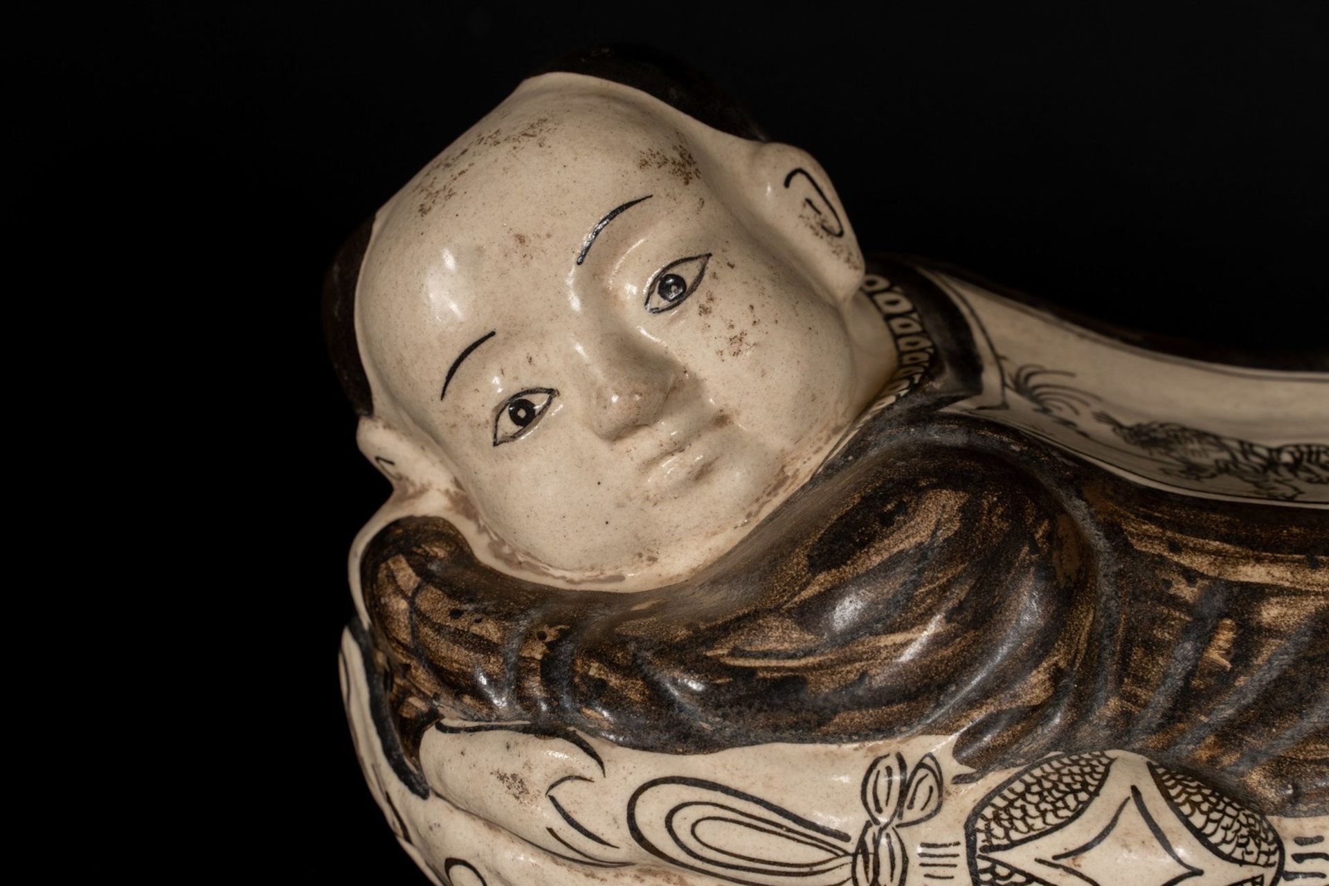 Arte Cinese A Cizhou head rest in the shape of a lying childChina, Jurchen (?), 13th century (?). - Bild 3 aus 7