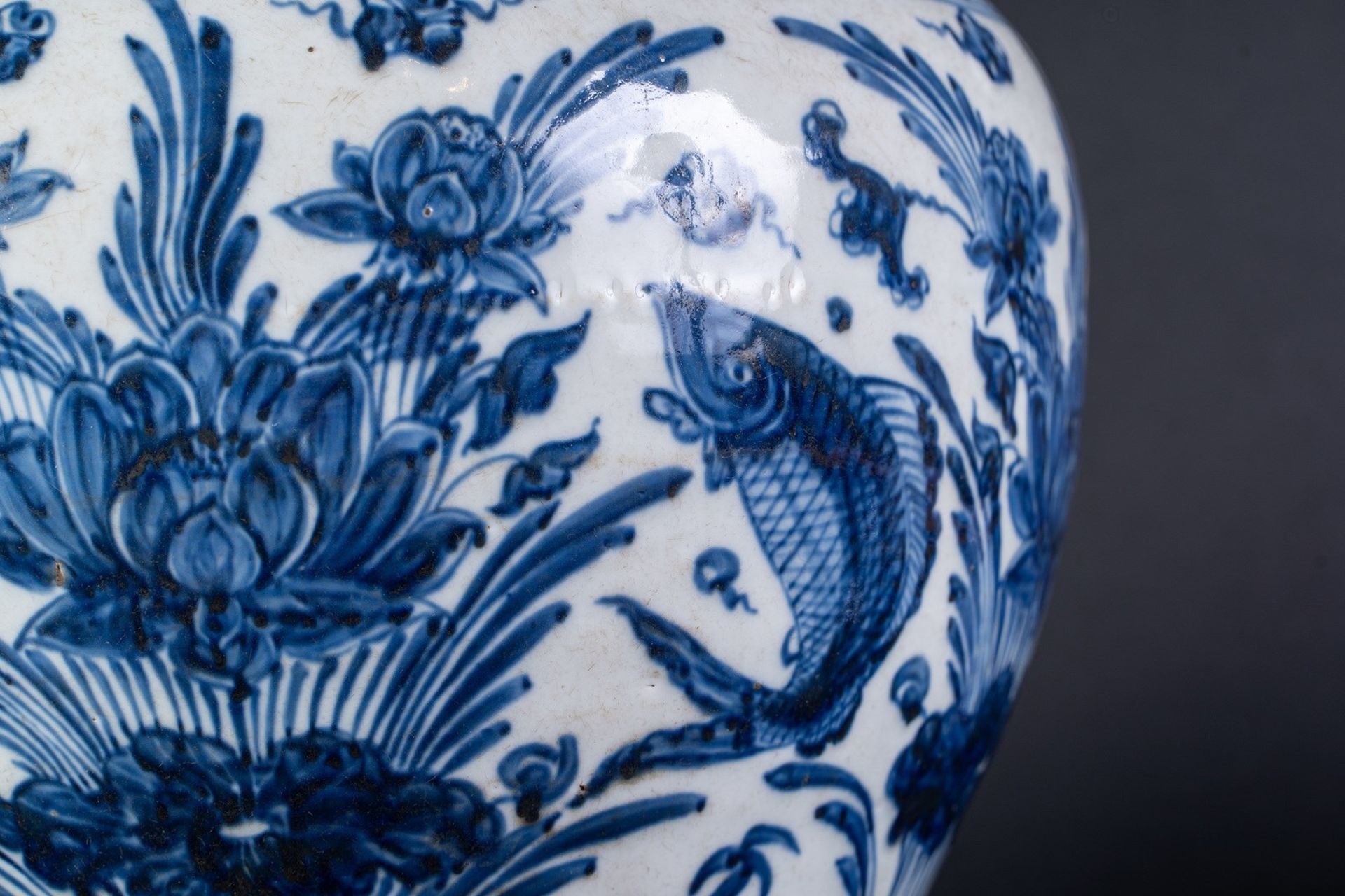 Arte Cinese A Yuan style blue and white porcelain fish jar China, late 19th century . - Bild 2 aus 5