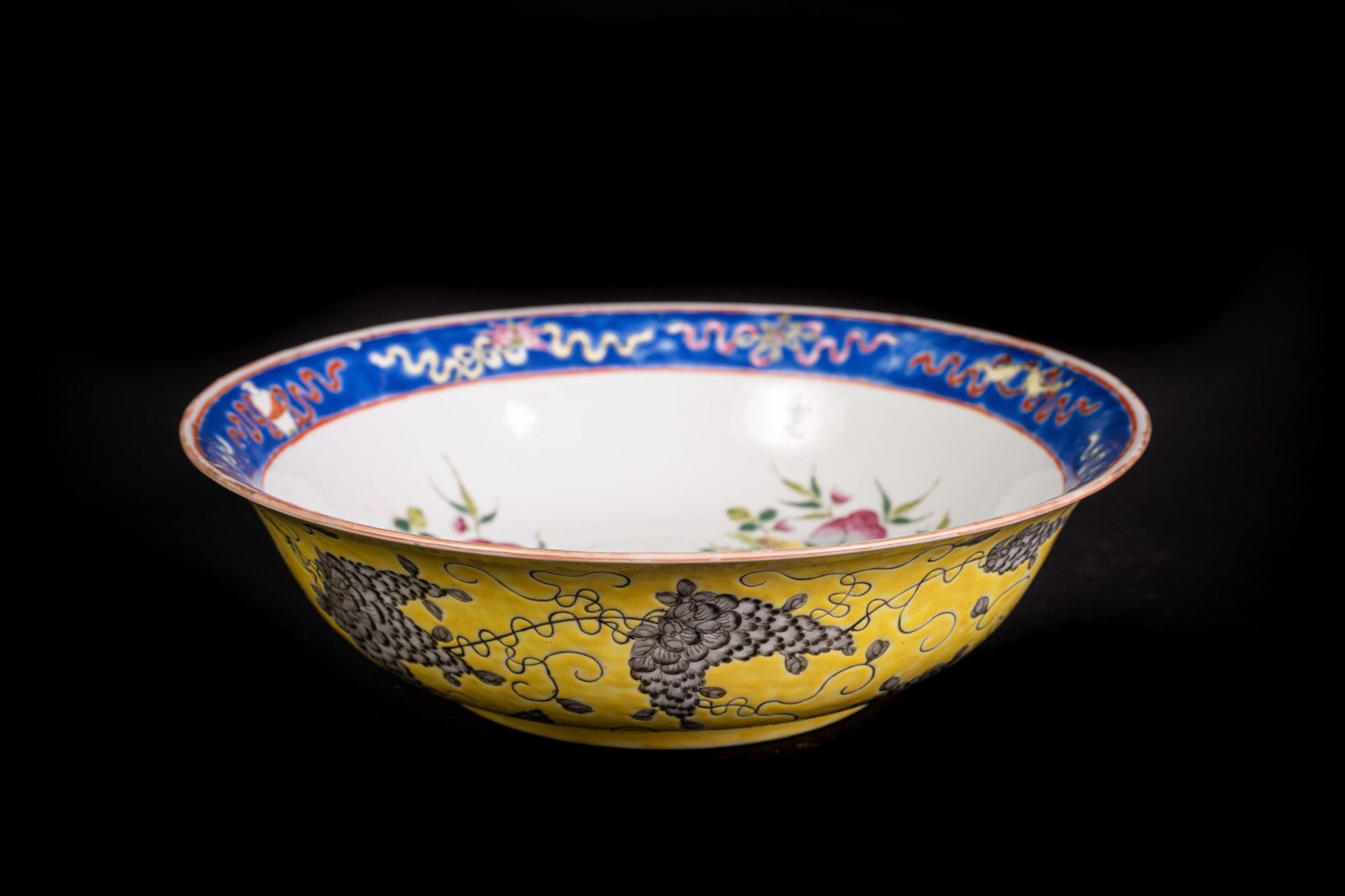 Arte Cinese A porcelain dish painted with floral motif and bearing a red iron mark Da Ya ZhaiChina, - Bild 2 aus 7