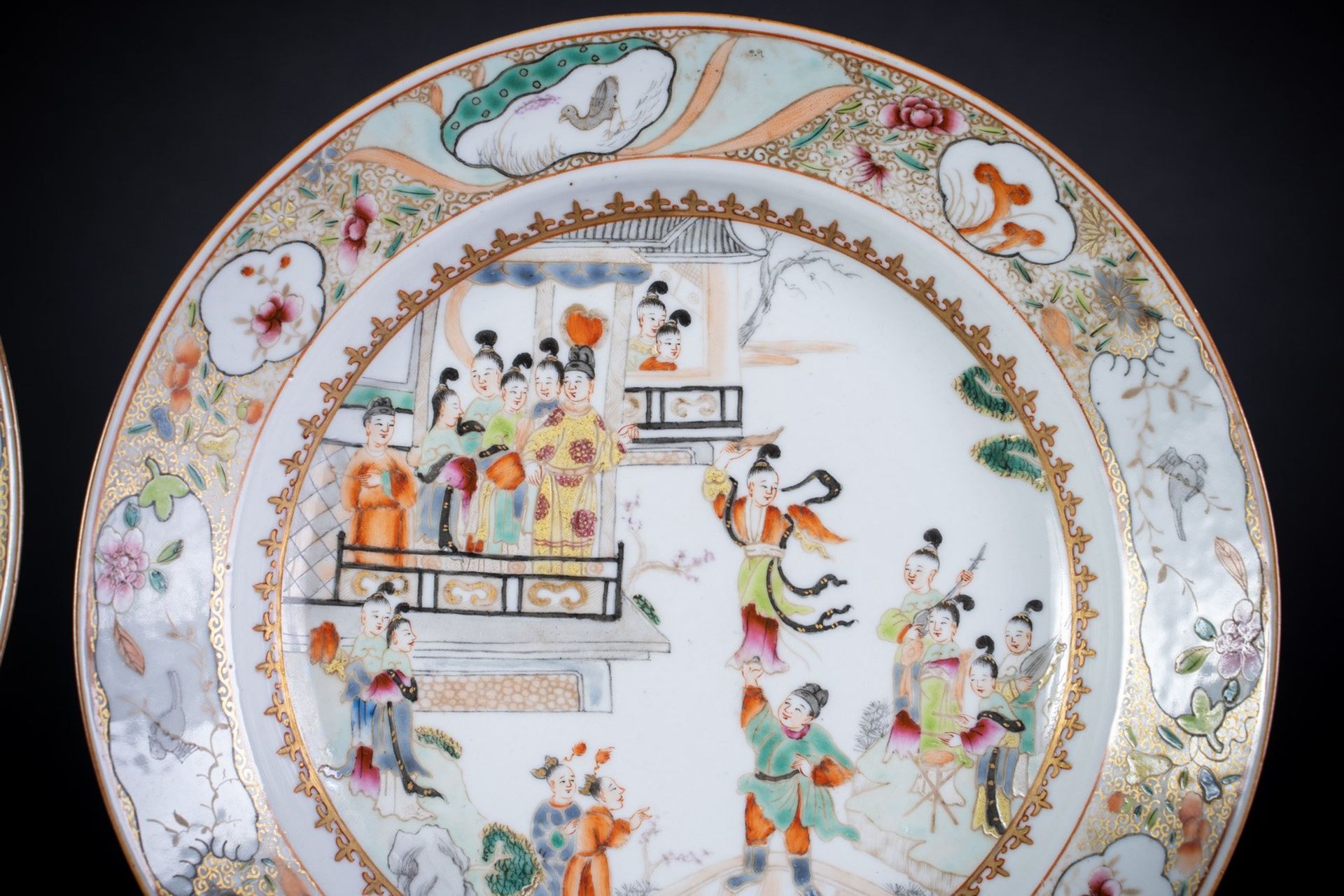 Arte Cinese A pair of Canton porcelain dishes enamelled with characters China, 19th century . - Bild 2 aus 4