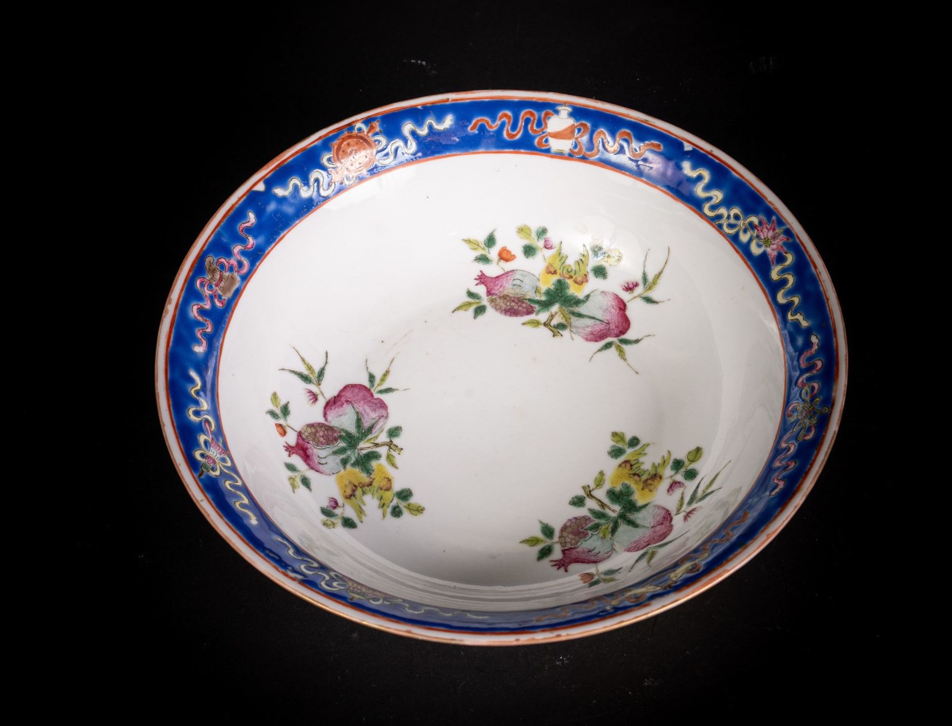 Arte Cinese A porcelain dish painted with floral motif and bearing a red iron mark Da Ya ZhaiChina, - Bild 4 aus 7