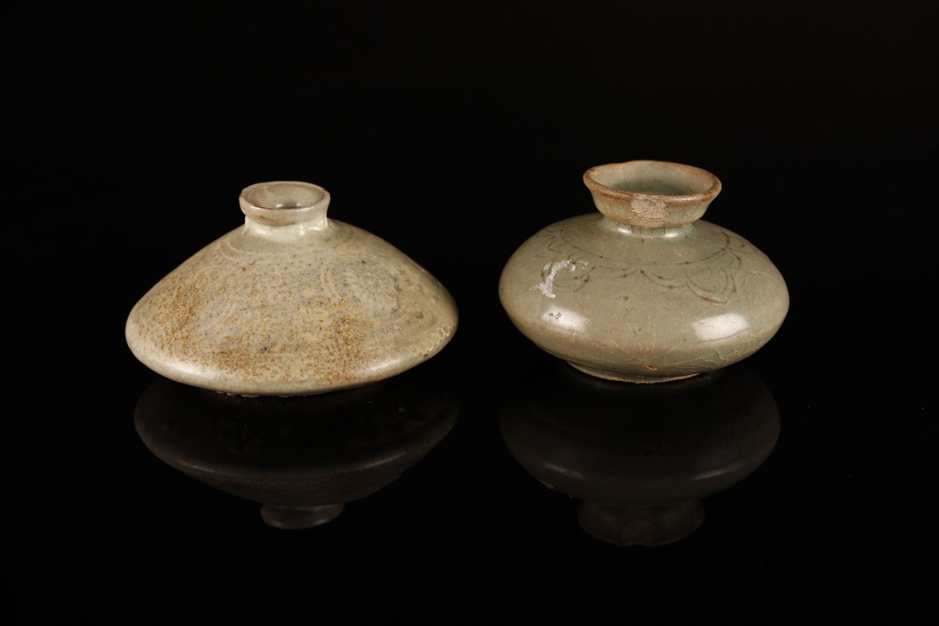 Arte Sud-Est Asiatico Two celadon glazed pottery brush washers Korea, Koryo dynasty, 13th-14th cent - Bild 2 aus 3