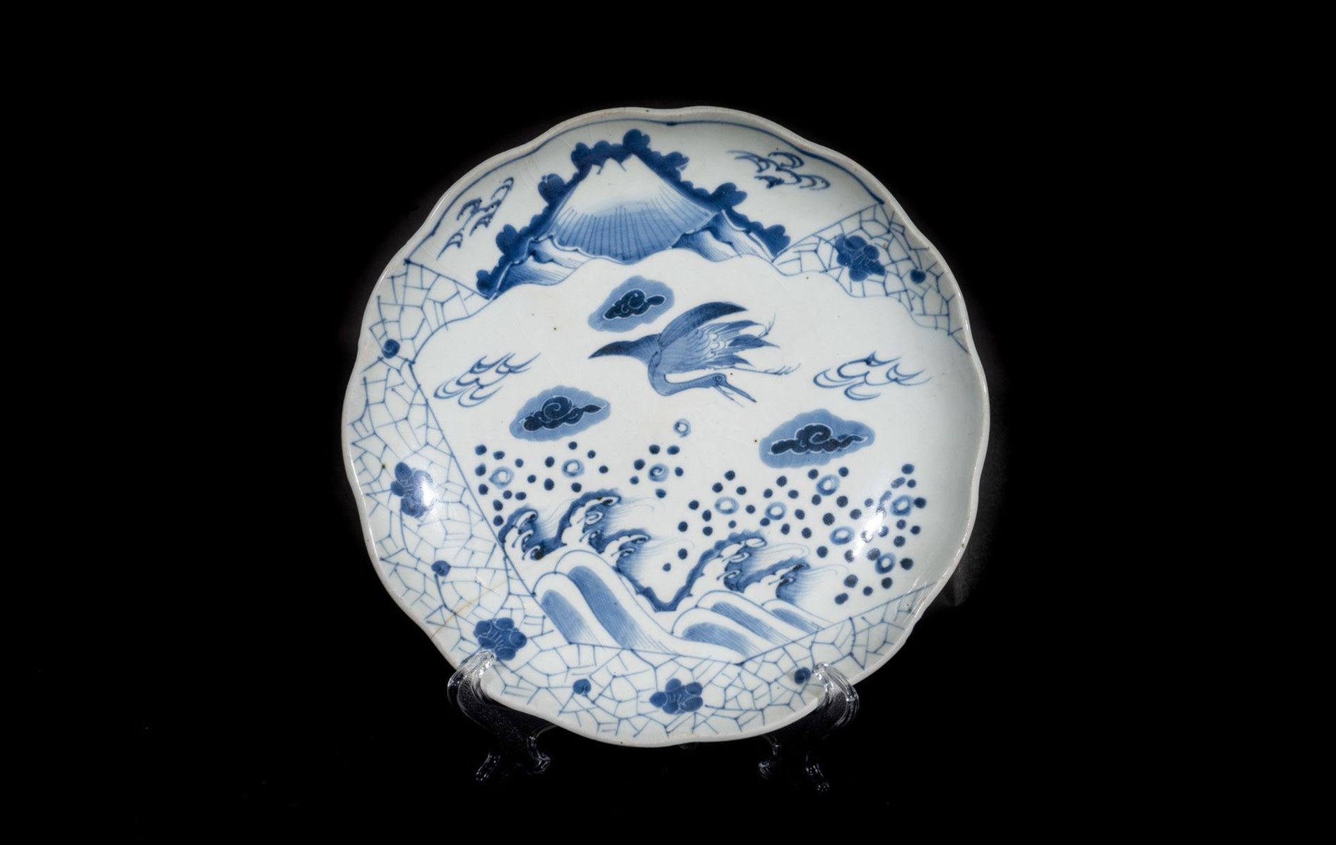 ARTE GIAPPONESE A large porcelain Arita plate painted with the Mount Fuji and flying craneJapan, 18