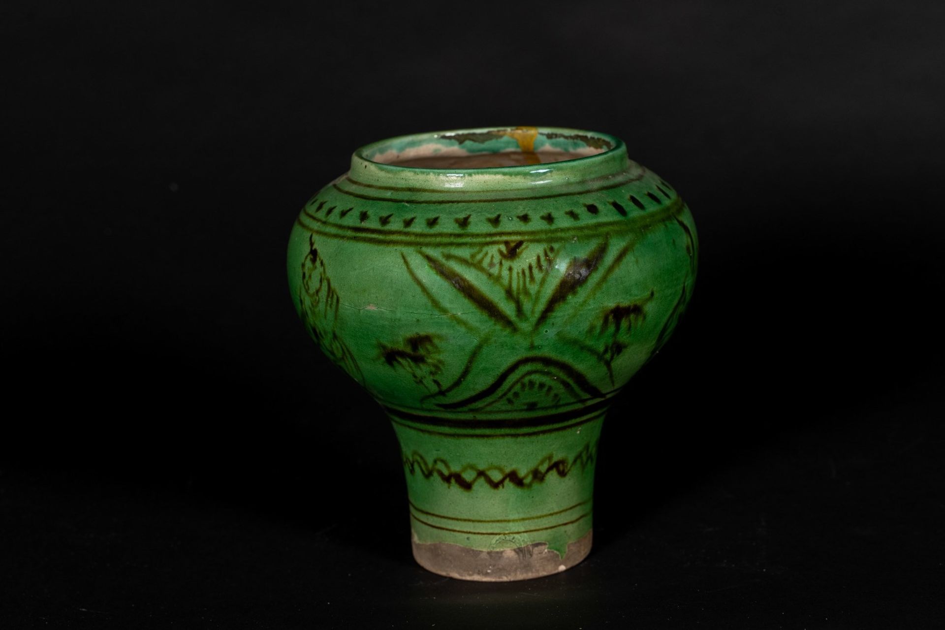 Arte Cinese A green-glazed painted “cizhou” vaseChina, Northern Song / Jin Dynasty, 10th/11th centu