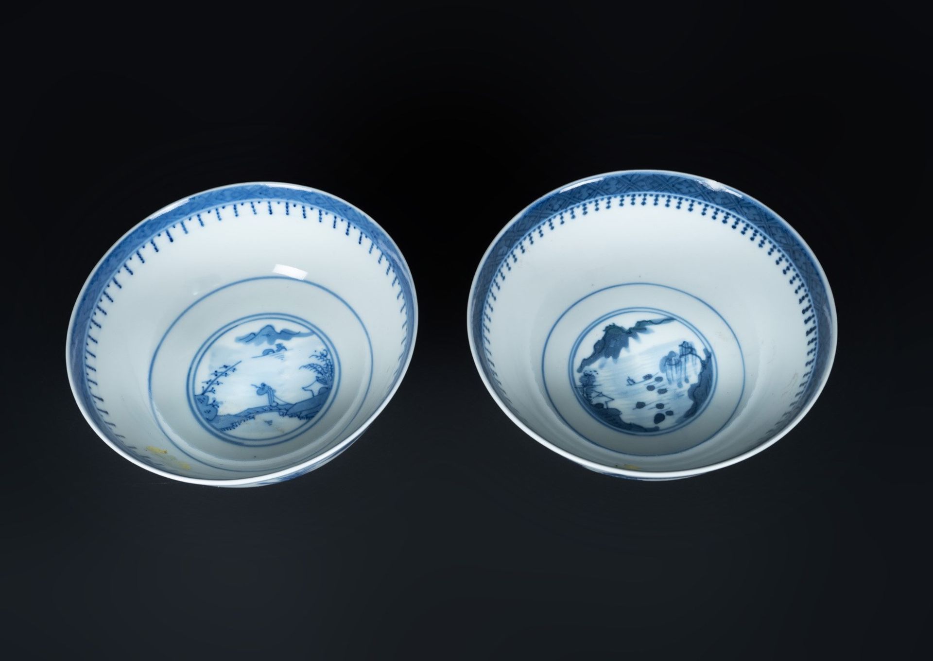 Arte Cinese A pair of blu and white porcelain cups painted with landscape and bearing four characte - Bild 2 aus 3