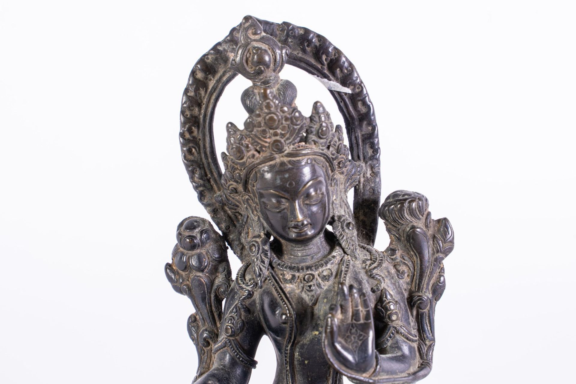 Arte Himalayana A bronze figure of Green Tara Nepal, 19th century . - Bild 2 aus 5