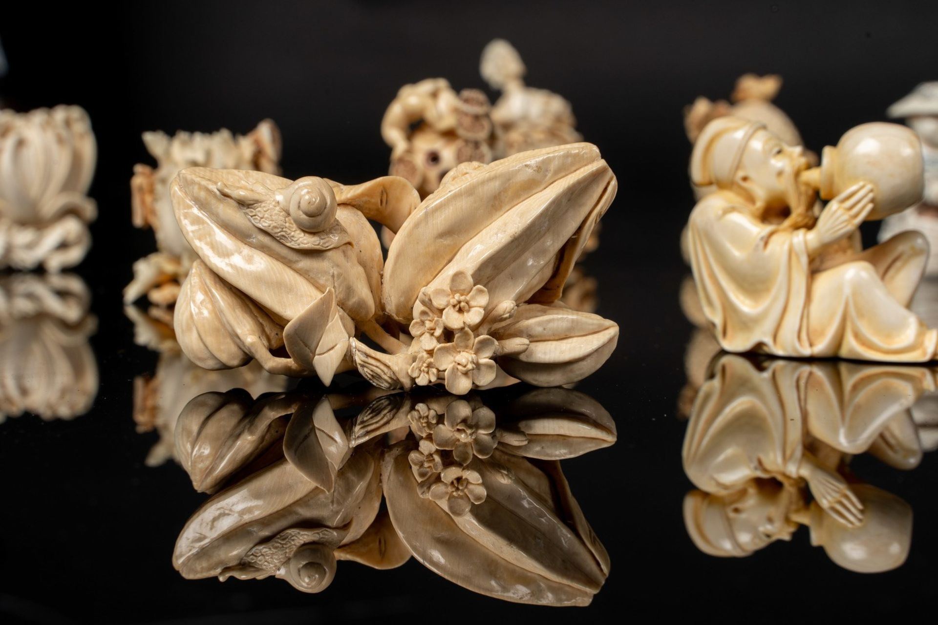 ARTE GIAPPONESE A group of twelve finely carved ivory netsuke and snuff bottles Japan, 19th century - Bild 6 aus 9