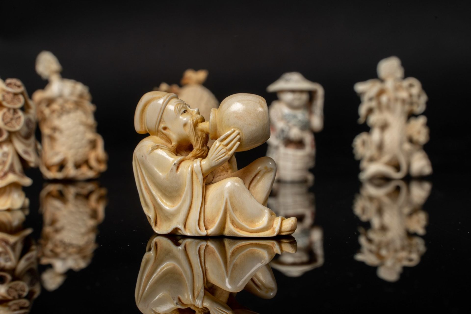 ARTE GIAPPONESE A group of twelve finely carved ivory netsuke and snuff bottles Japan, 19th century - Bild 5 aus 9