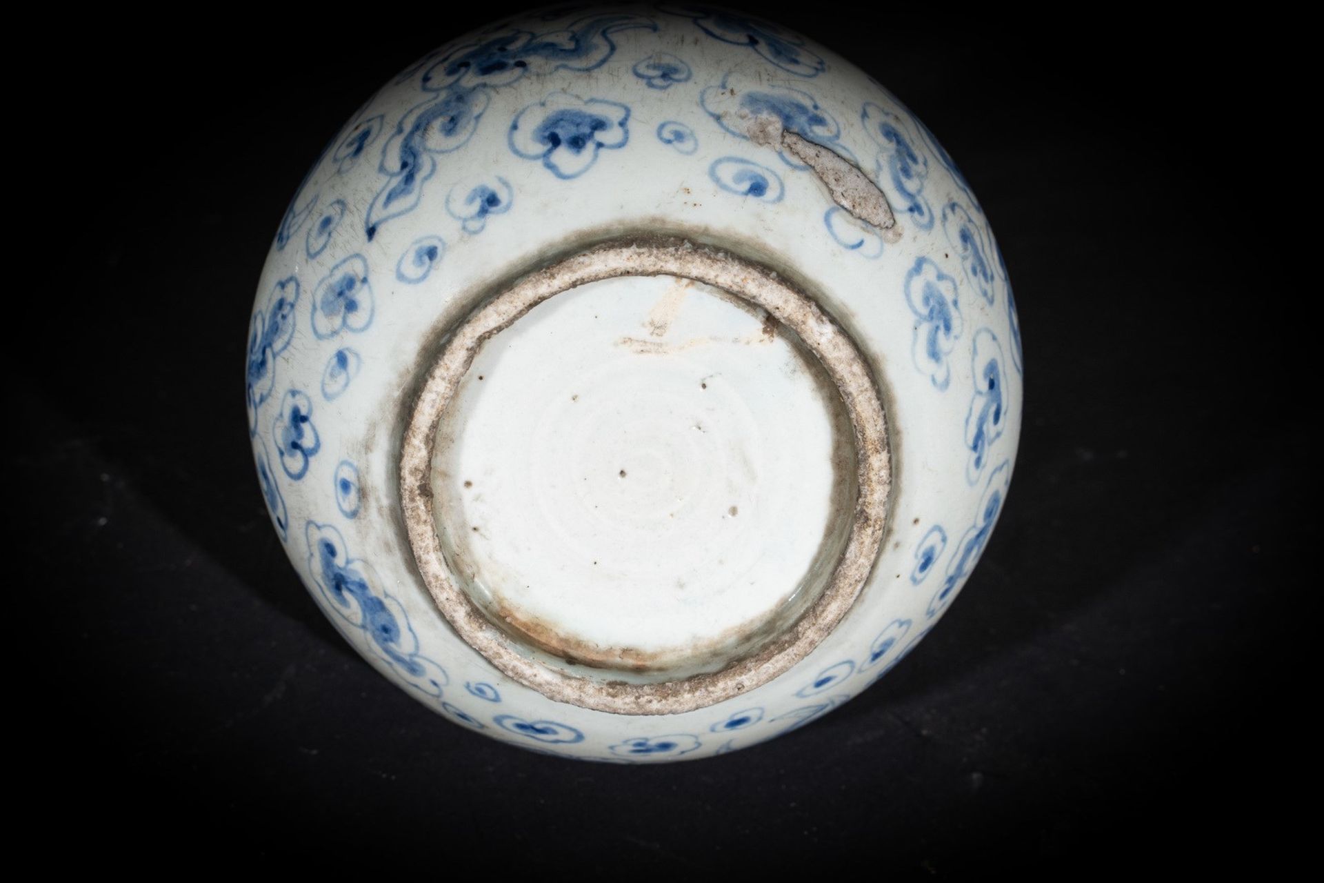 Arte Sud-Est Asiatico A blue and white pottery bottle painted with dragonsKorea, Joseon dynasty, 19 - Bild 4 aus 4