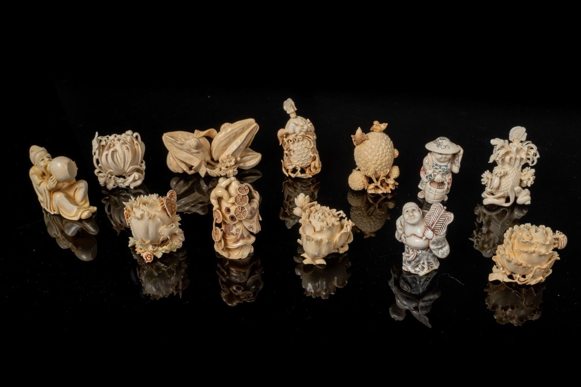 ARTE GIAPPONESE A group of twelve finely carved ivory netsuke and snuff bottles Japan, 19th century