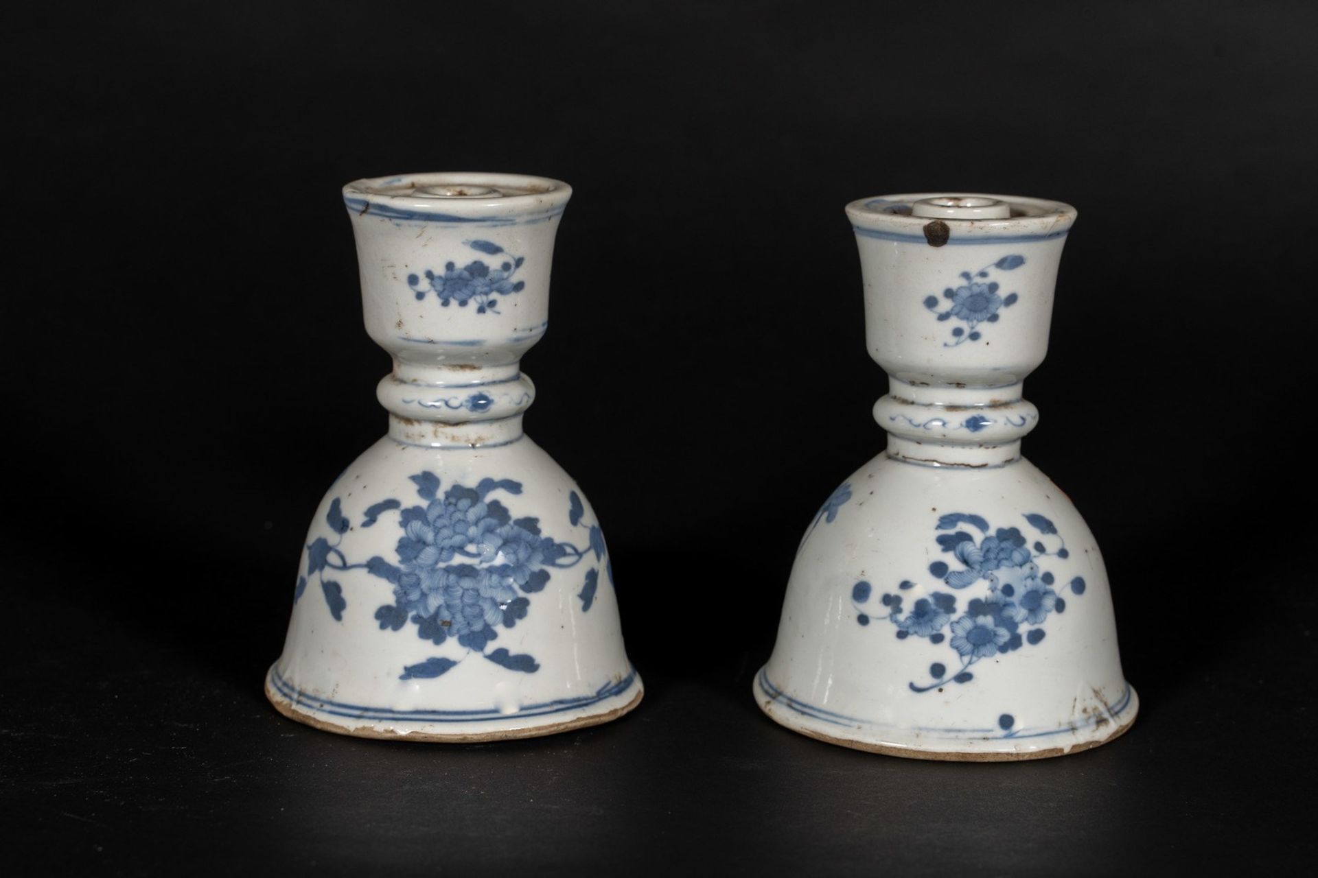 Arte Cinese A pair of bell shaped blue and white porcelain incense stick holders China, Qing, 17th - Bild 3 aus 3