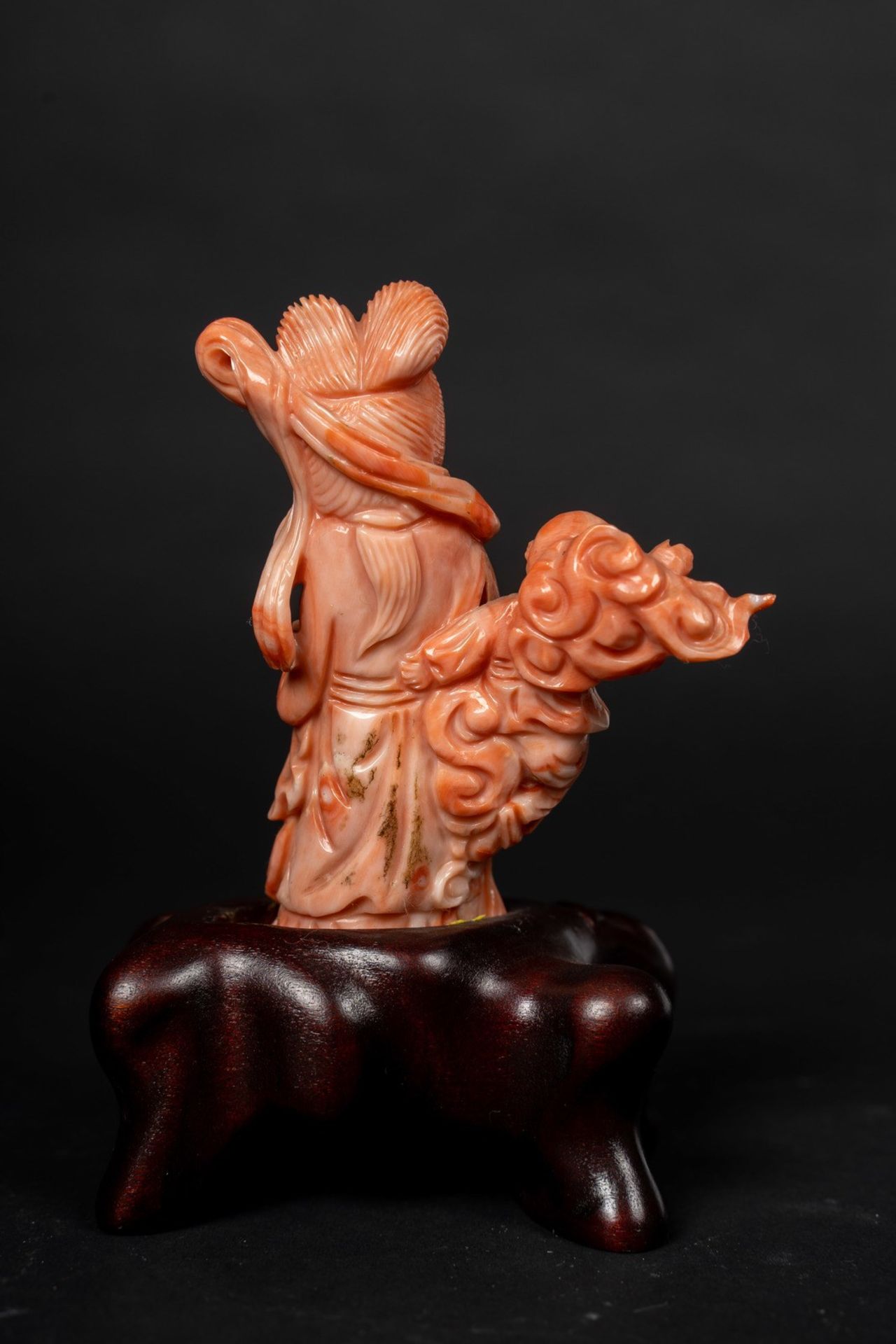 Arte Cinese A coral figure carved with a lady and a child China, 20th century . - Bild 3 aus 3