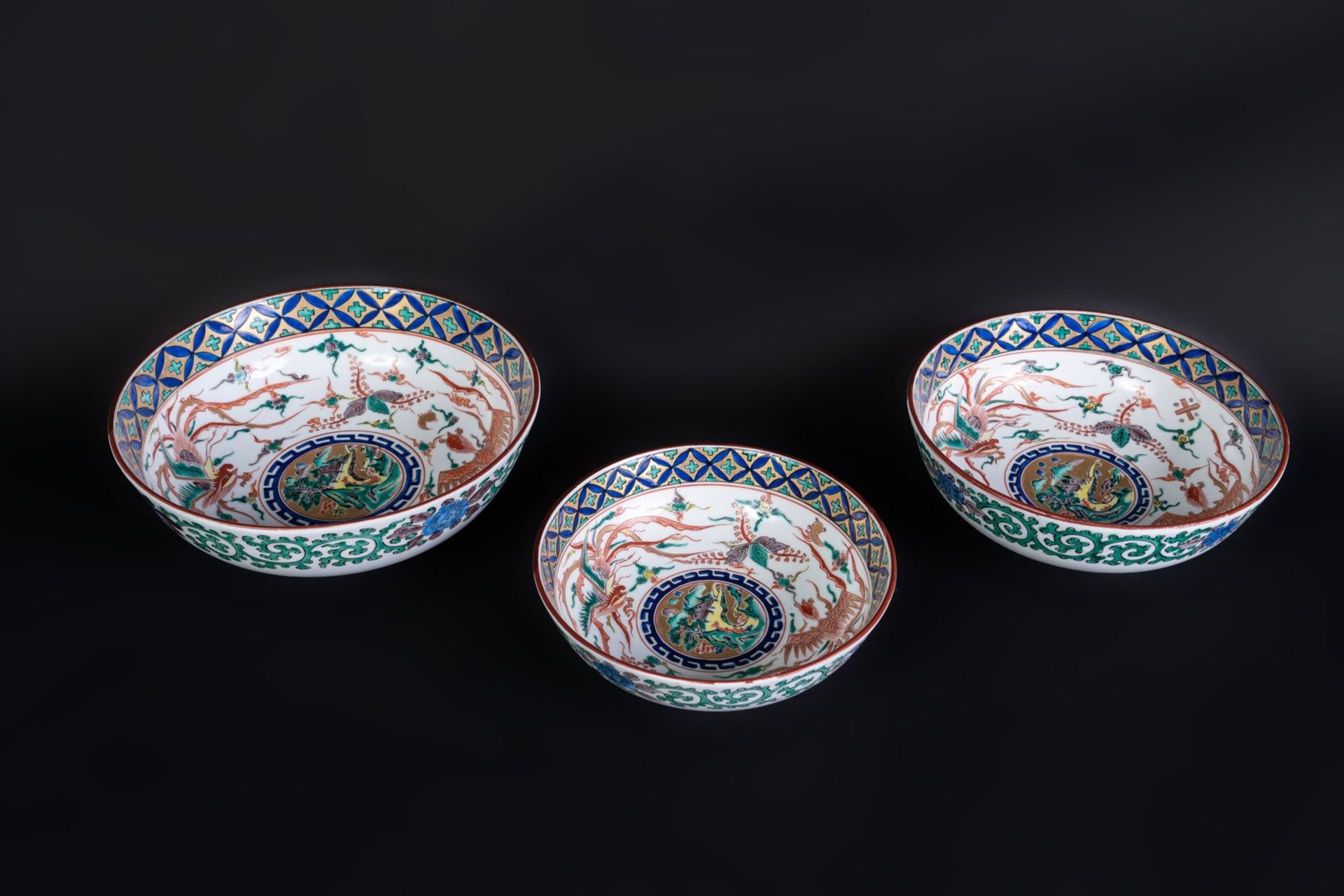 ARTE GIAPPONESE Three Imari pottery bowls decorated with phoenixesJapan, 19th-20th century . - Bild 9 aus 11
