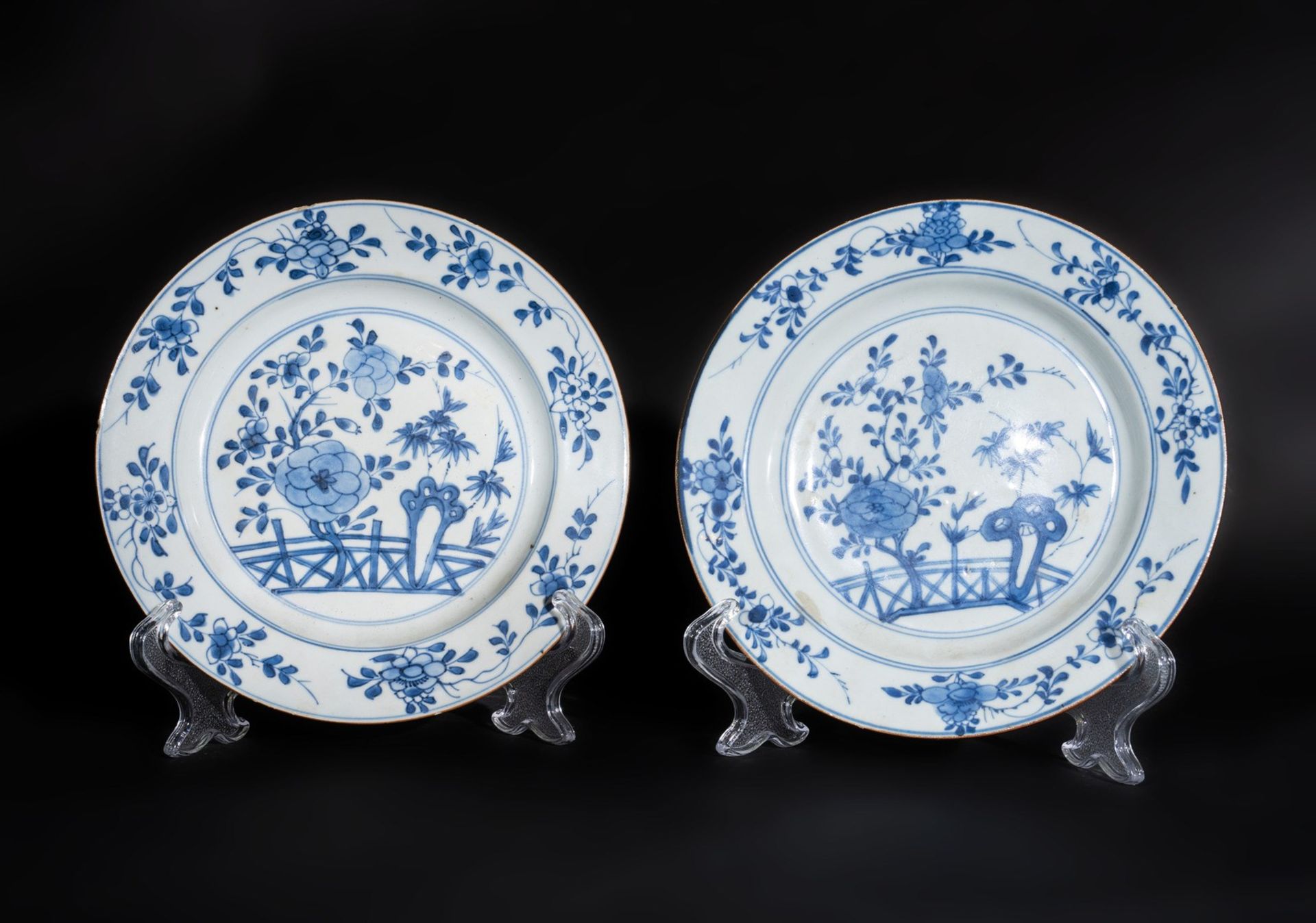 Arte Cinese A pair of blue and white porcelain dishes painted with floral motifsChina, Kangxi perio