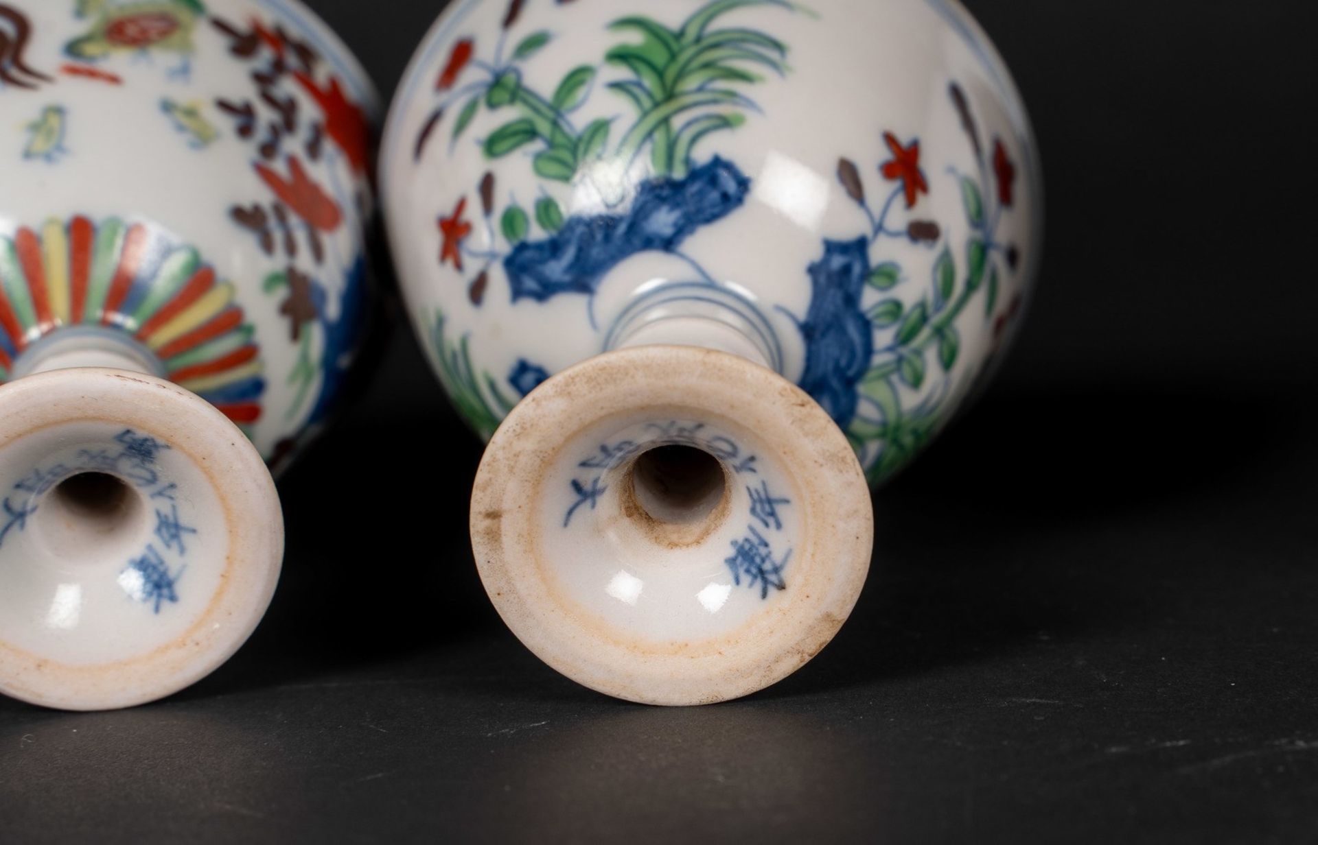 Arte Cinese Four ducai porcelain stem cups bearing marks at the base China, 20th century. - Bild 4 aus 5