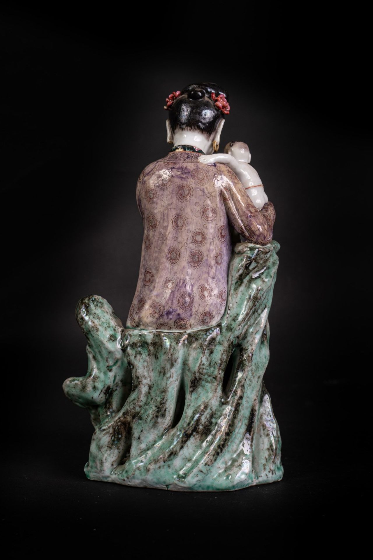 Arte Cinese An enamelled porcelain figure of a lady holding a child China, 19th century . - Bild 7 aus 7