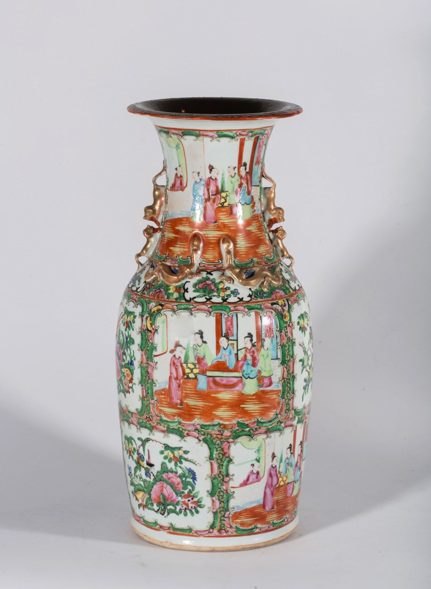 Arte Cinese A Canton porcelain baluster vase China, Qing dynasty, 19th century .