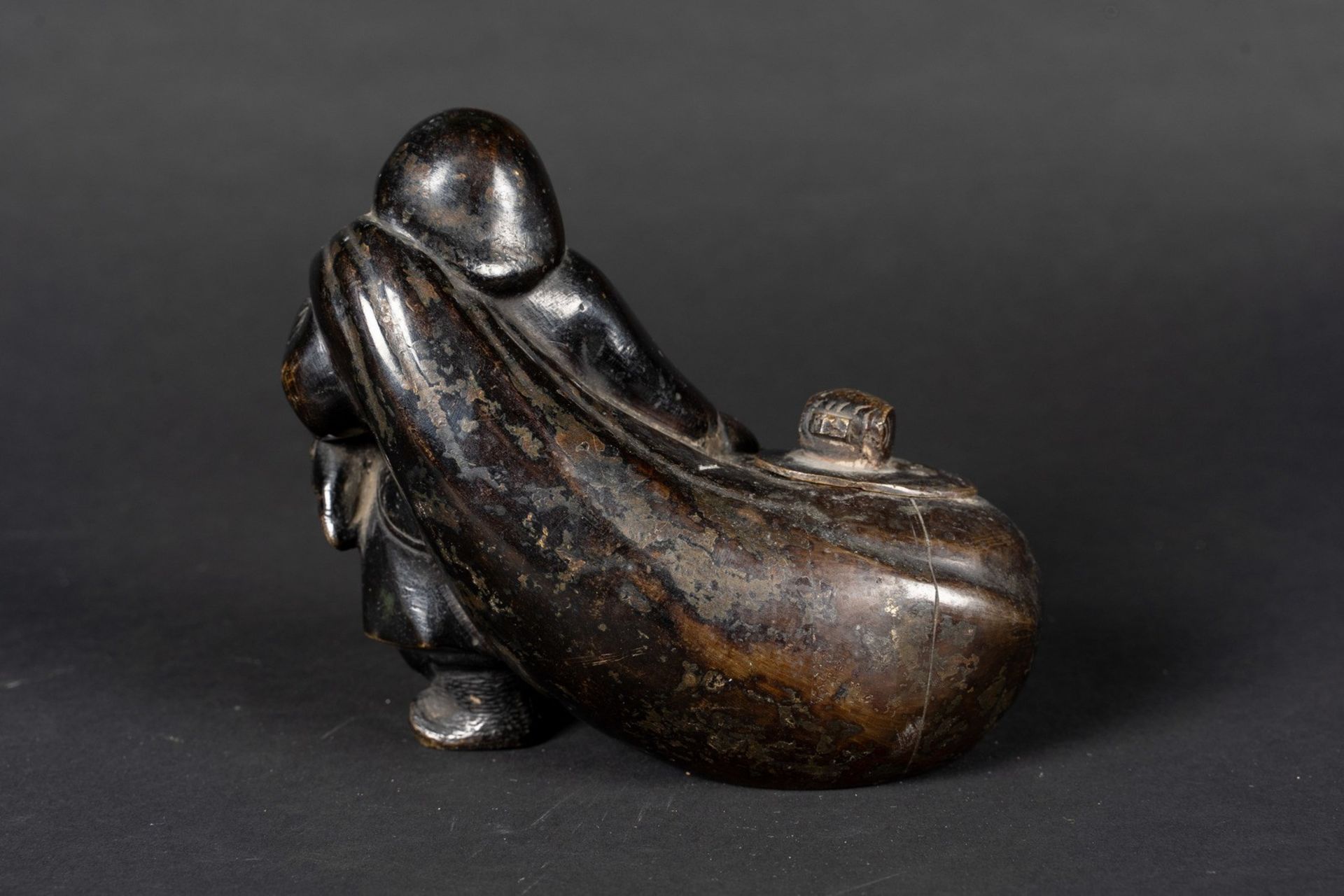 ARTE GIAPPONESE An antropomorphic bronze inkwell in the shape of a Lohan dragging the budleJapan, l - Bild 3 aus 4