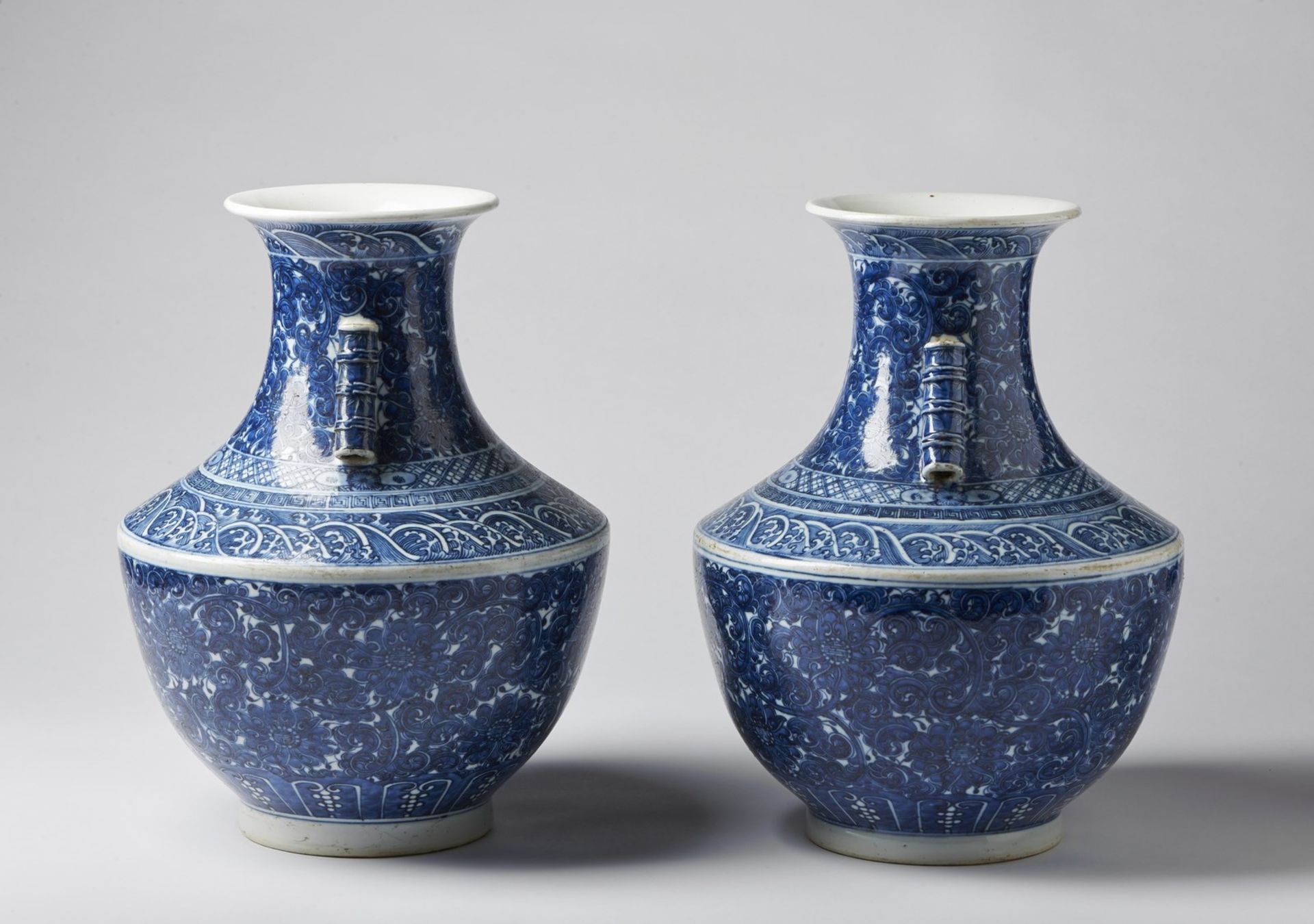 Arte Cinese A pair of large arrow shaped blue and white porcelain vases bearing a double circle blu