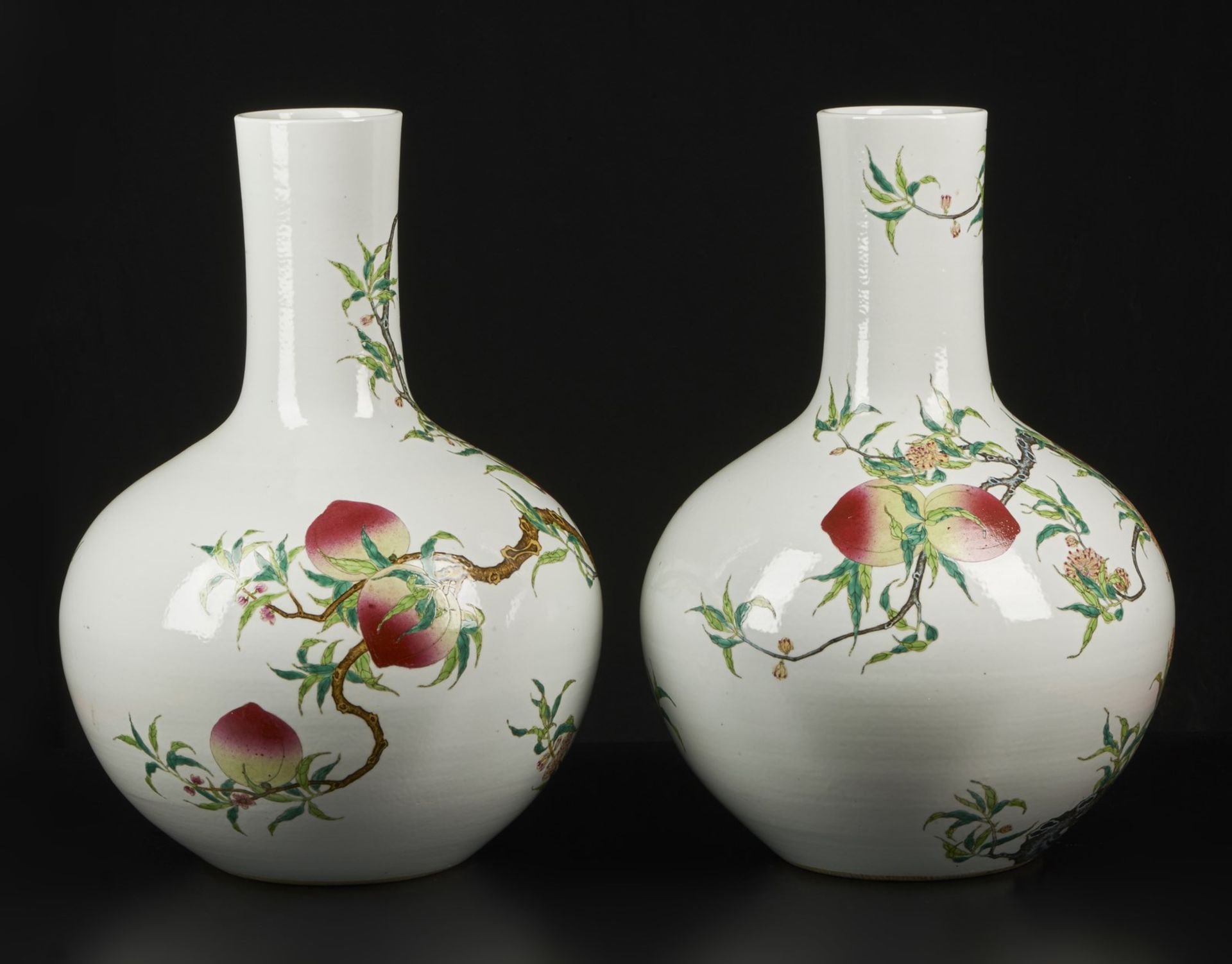 Arte Cinese A pair of tianchuping porcelain vases painted with peaches and bearing a Qianlong six c - Bild 2 aus 4
