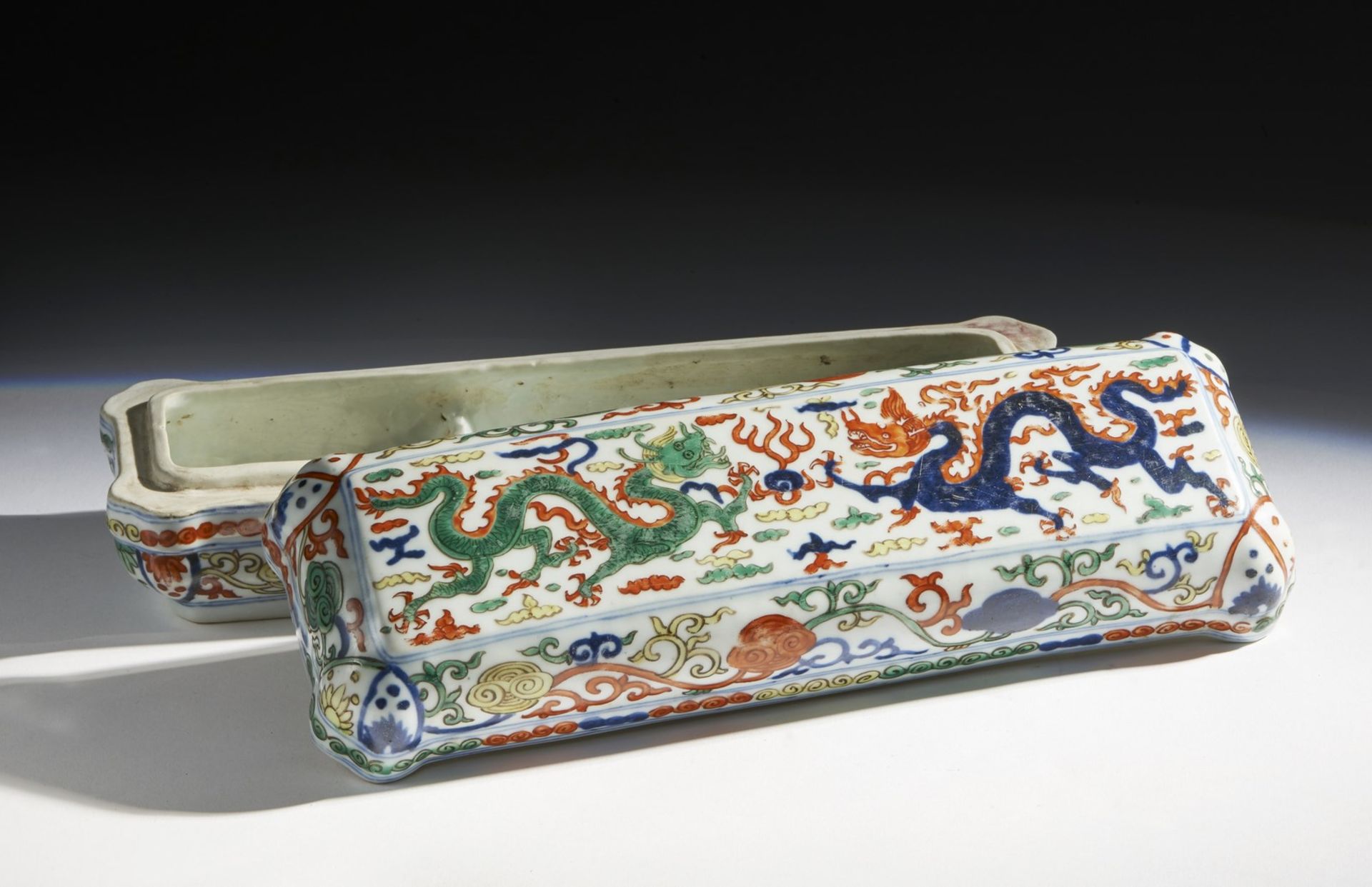 Arte Cinese A wucai porcelain box and cover China, Qing dynasty or later . - Image 3 of 4