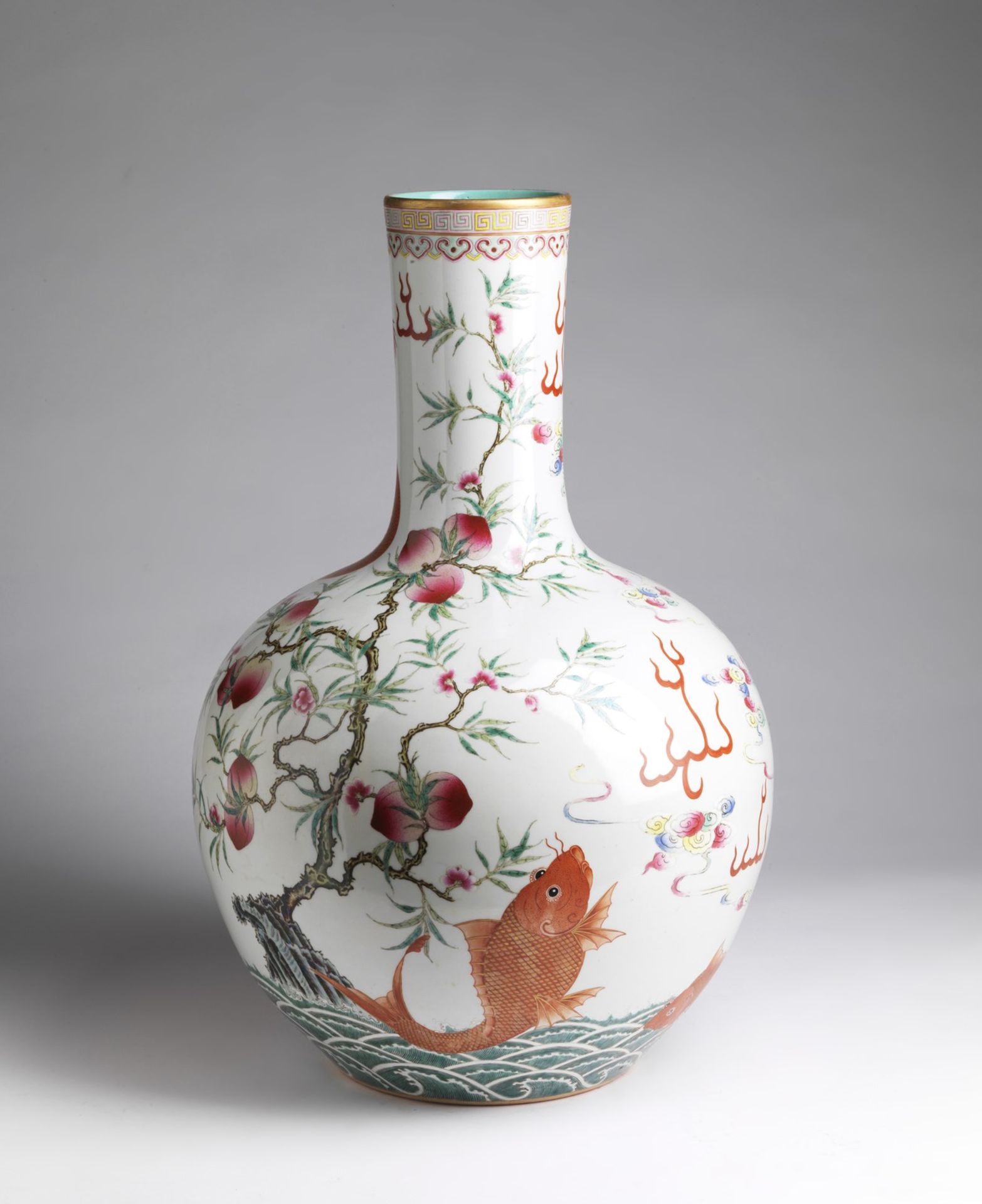 Arte Cinese A large tianchuping porcelain vase decorated with dragon and phoenix China, late 19th-e - Bild 2 aus 3