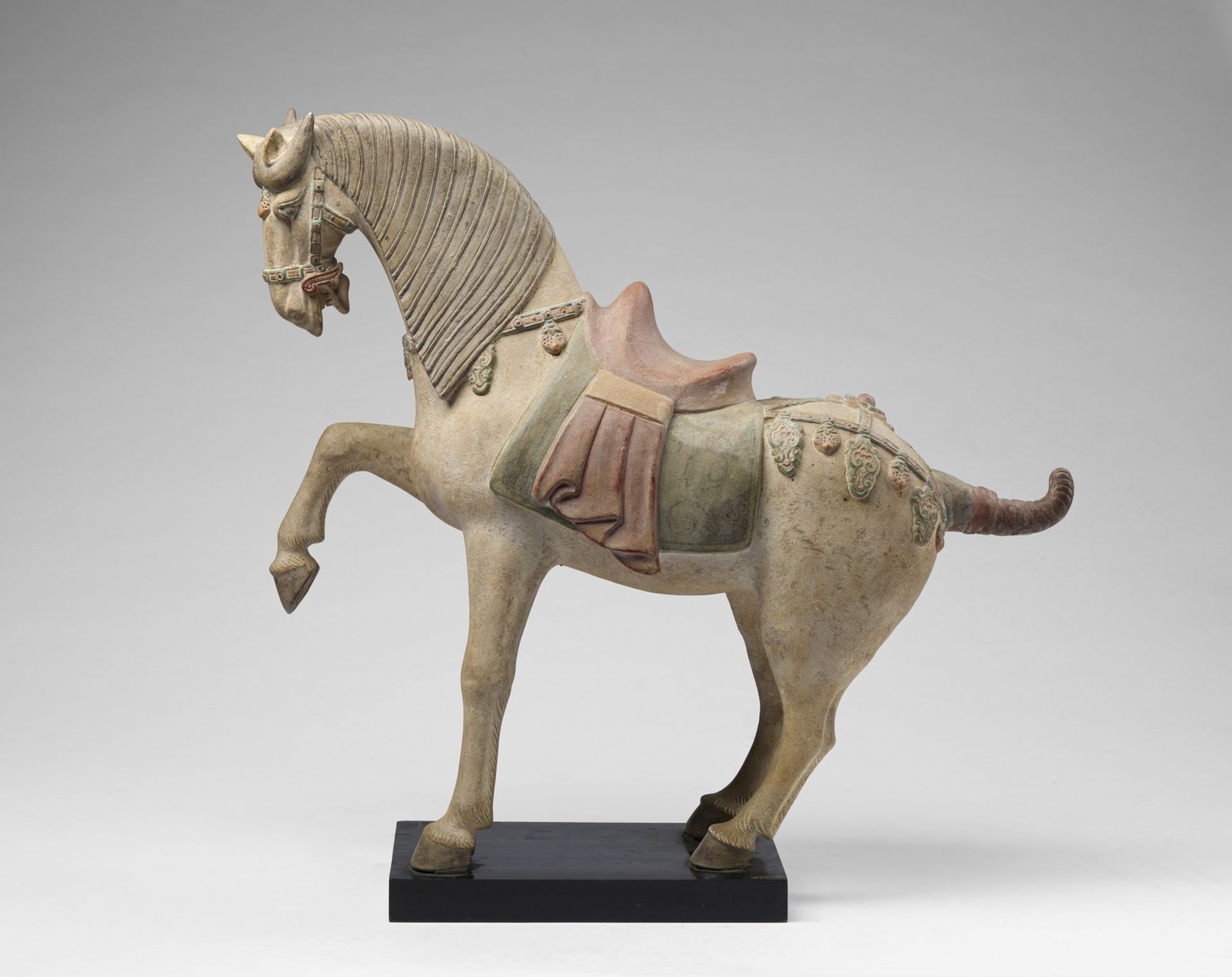 Arte Cinese An earthenware Tang style horse China, Ming or later . - Bild 3 aus 4