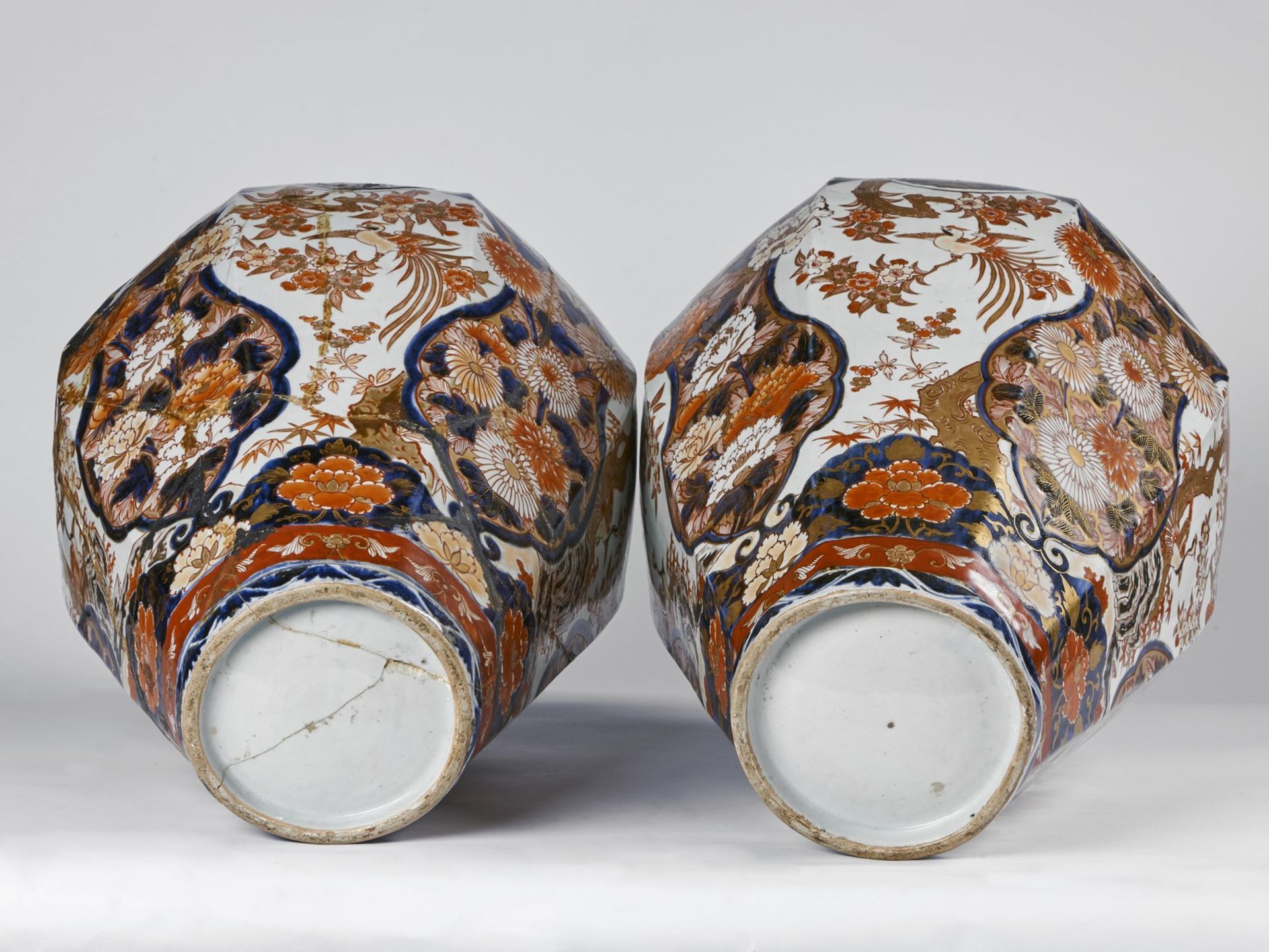 ARTE GIAPPONESE A pair of large Imari porcelain vases and covers Japan, 18th century . - Bild 4 aus 4