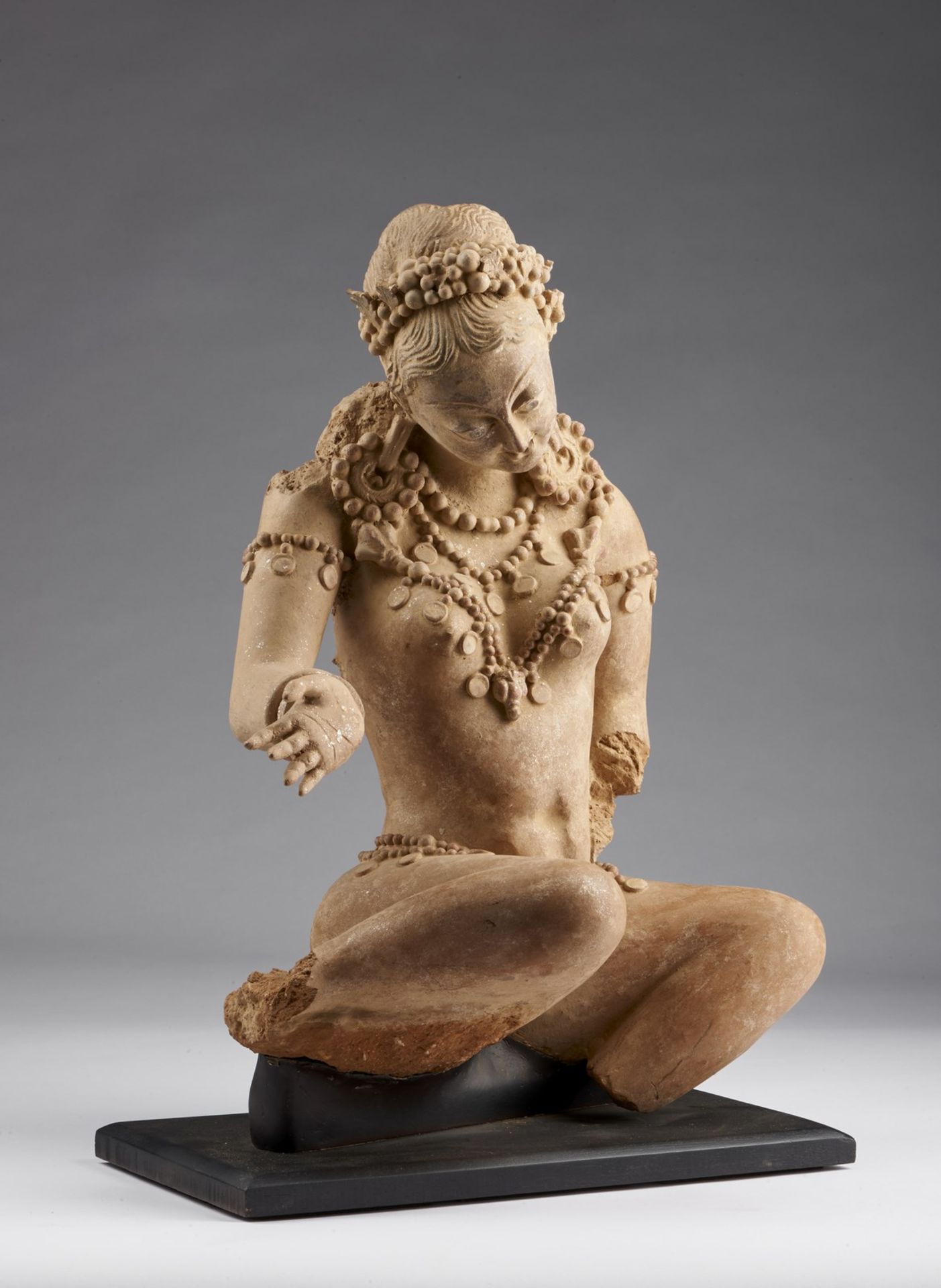 Arte Indiana A large terracotta figure of DevataPakistan, Hund area, 6th-7th century . - Bild 2 aus 5