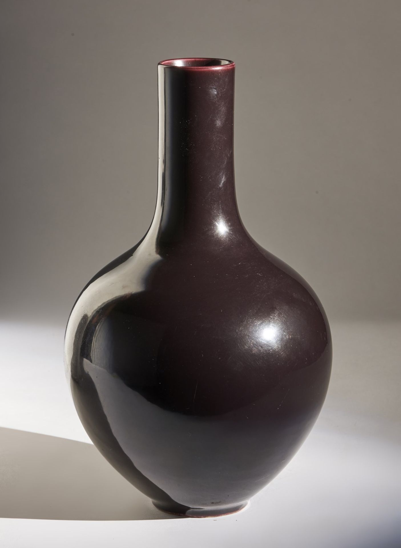 Arte Cinese A monochrome aubergine vase bearing a spurious Ming mark at the base China, 20th centur